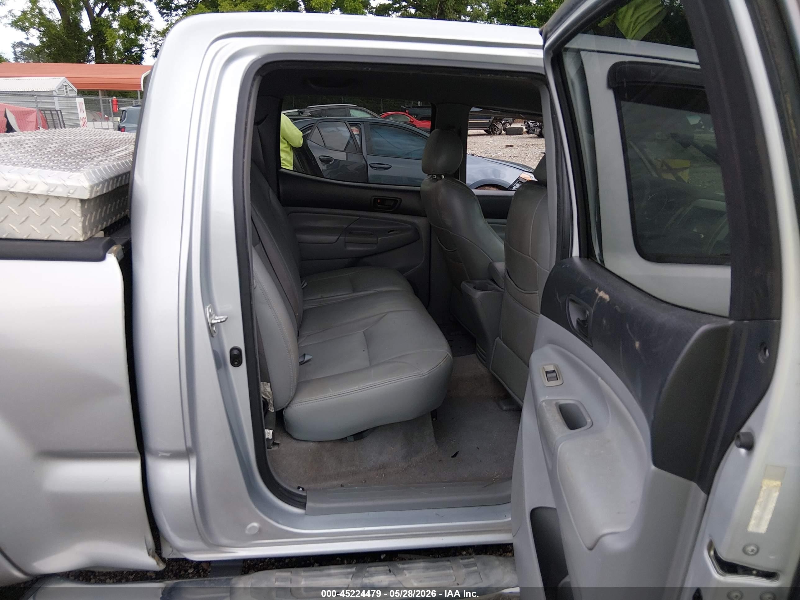 2005 Toyota Tacoma Prerunner V6 Silver vin: 3TMKU72N85M003103
