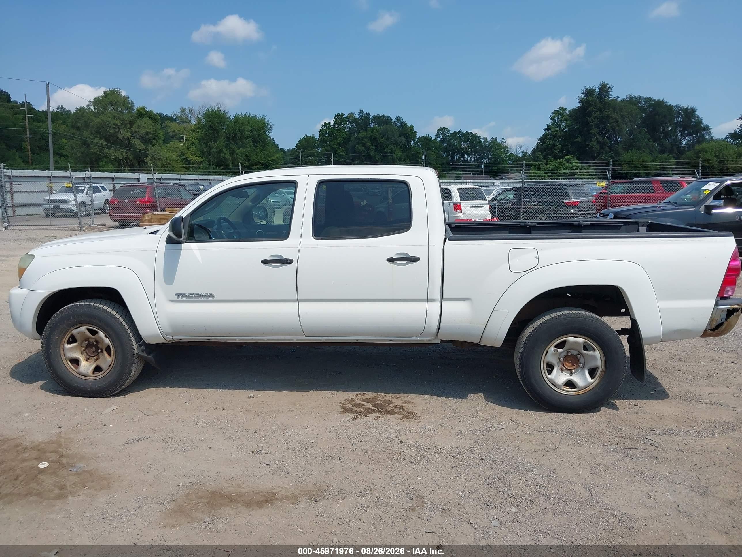 2005 Toyota Tacoma Prerunner V6 White vin: 3TMKU72N95M004471