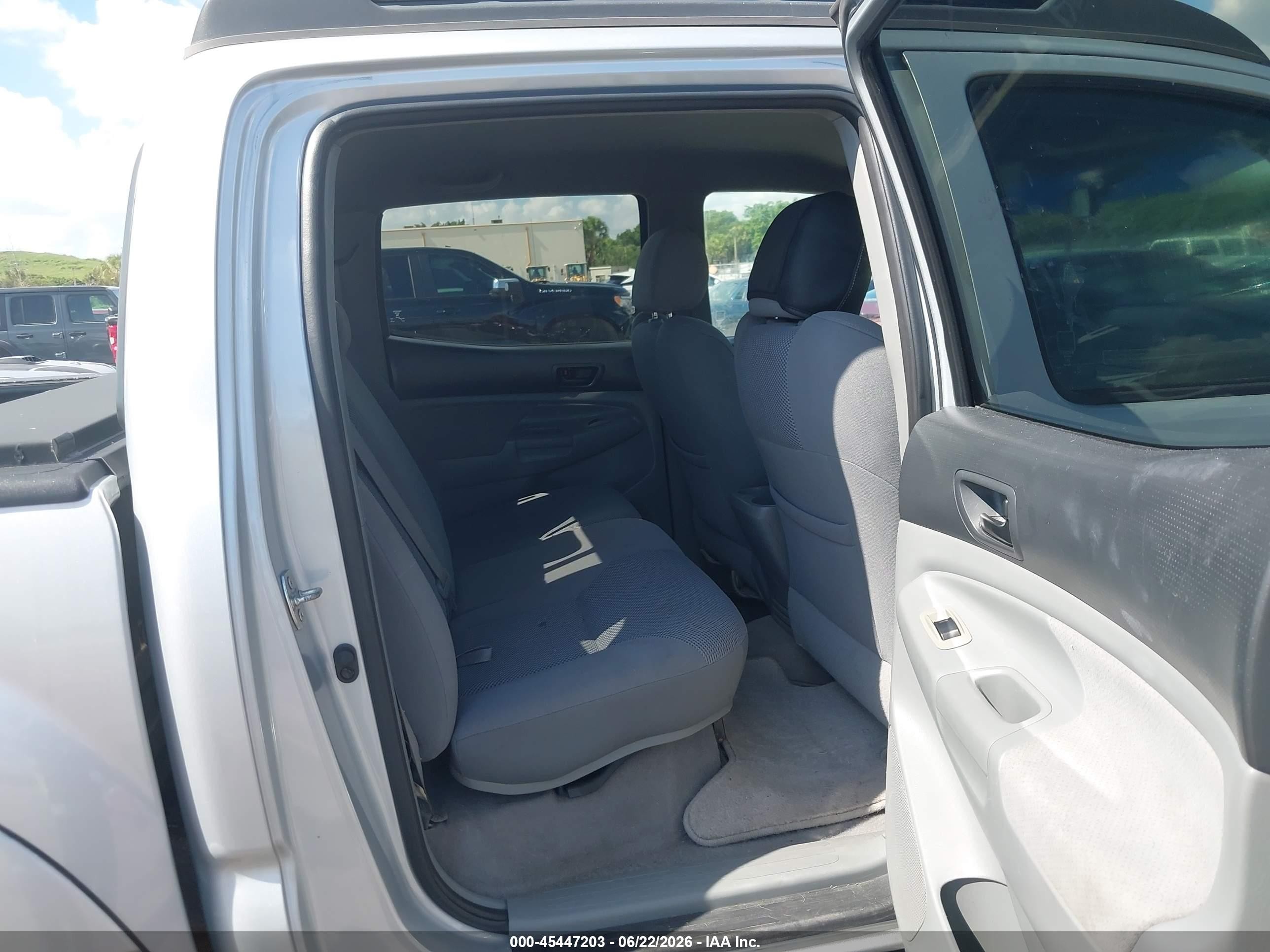 2005 Toyota Tacoma Base V6 Silver vin: 3TMLU42N45M002243