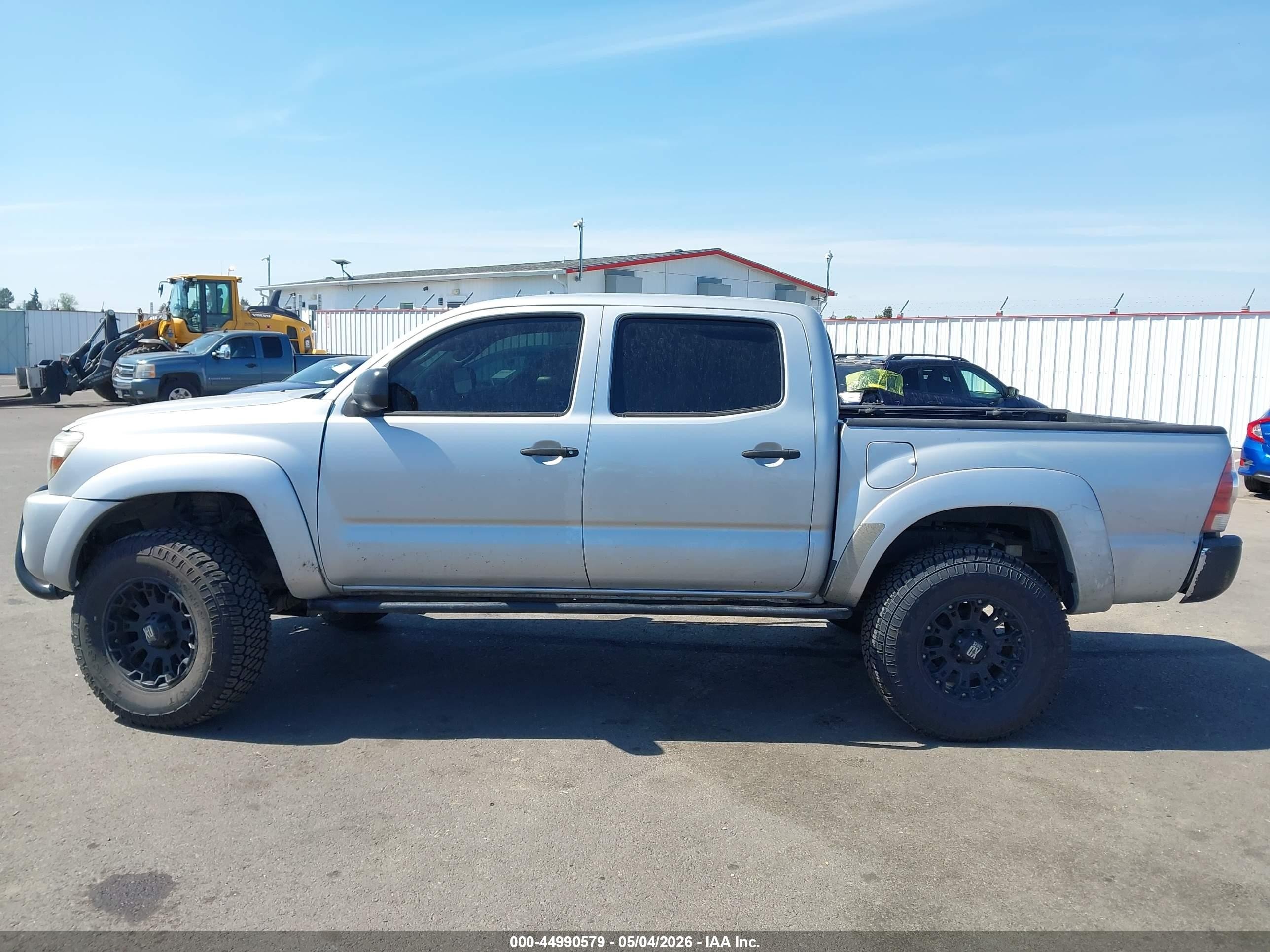 2011 Toyota Tacoma Base V6 Silver vin: 3TMLU4EN0BM071065