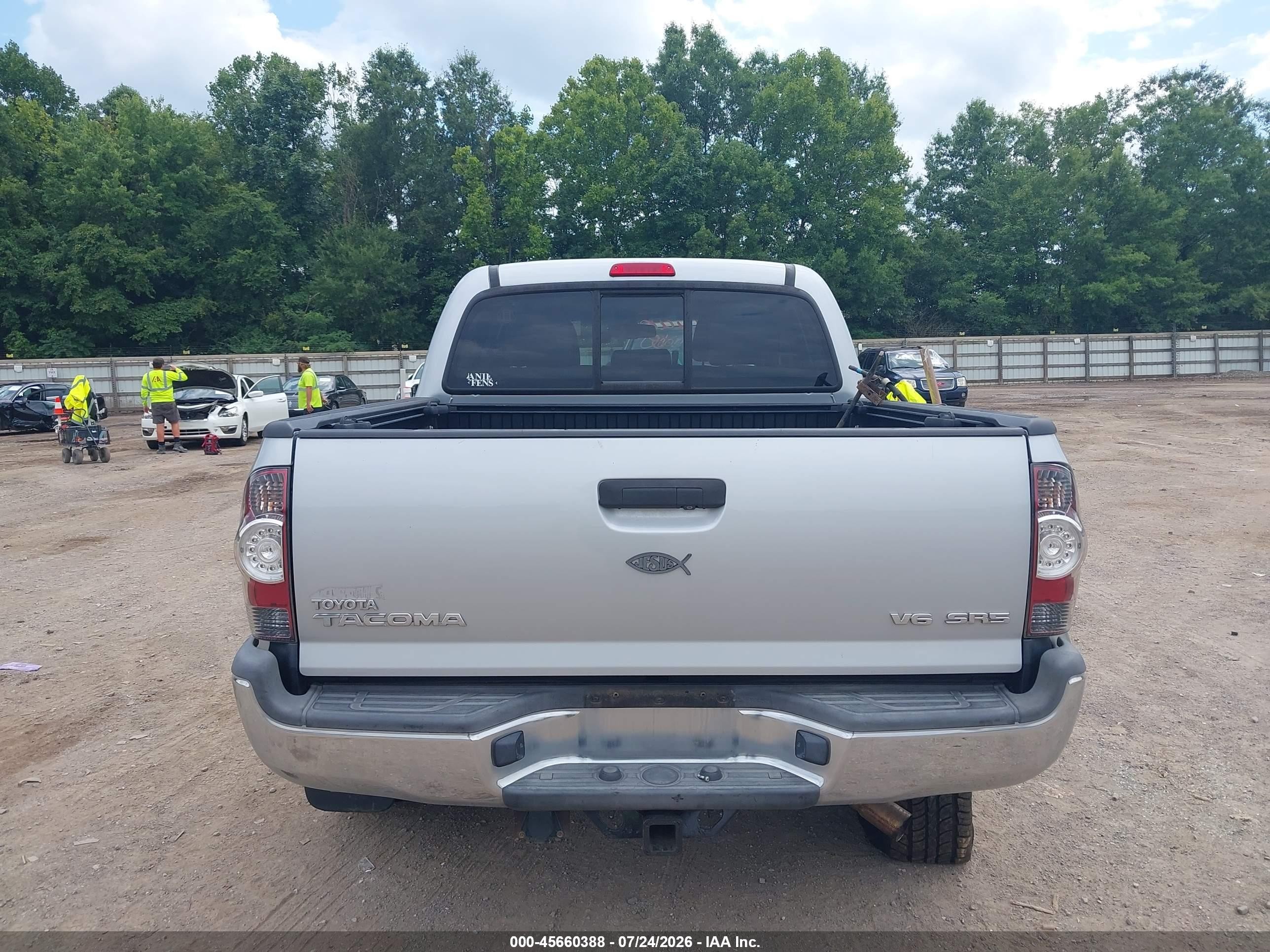 2013 Toyota Tacoma Base V6 Silver vin: 3TMLU4EN0DM105525