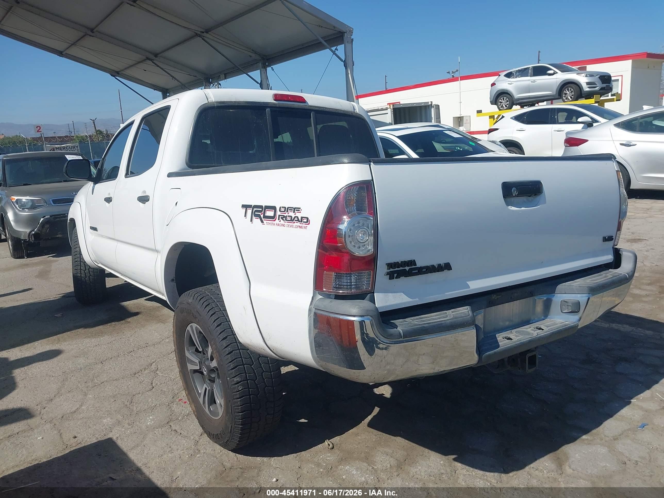 2013 Toyota Tacoma Base V6 White vin: 3TMLU4EN0DM120610