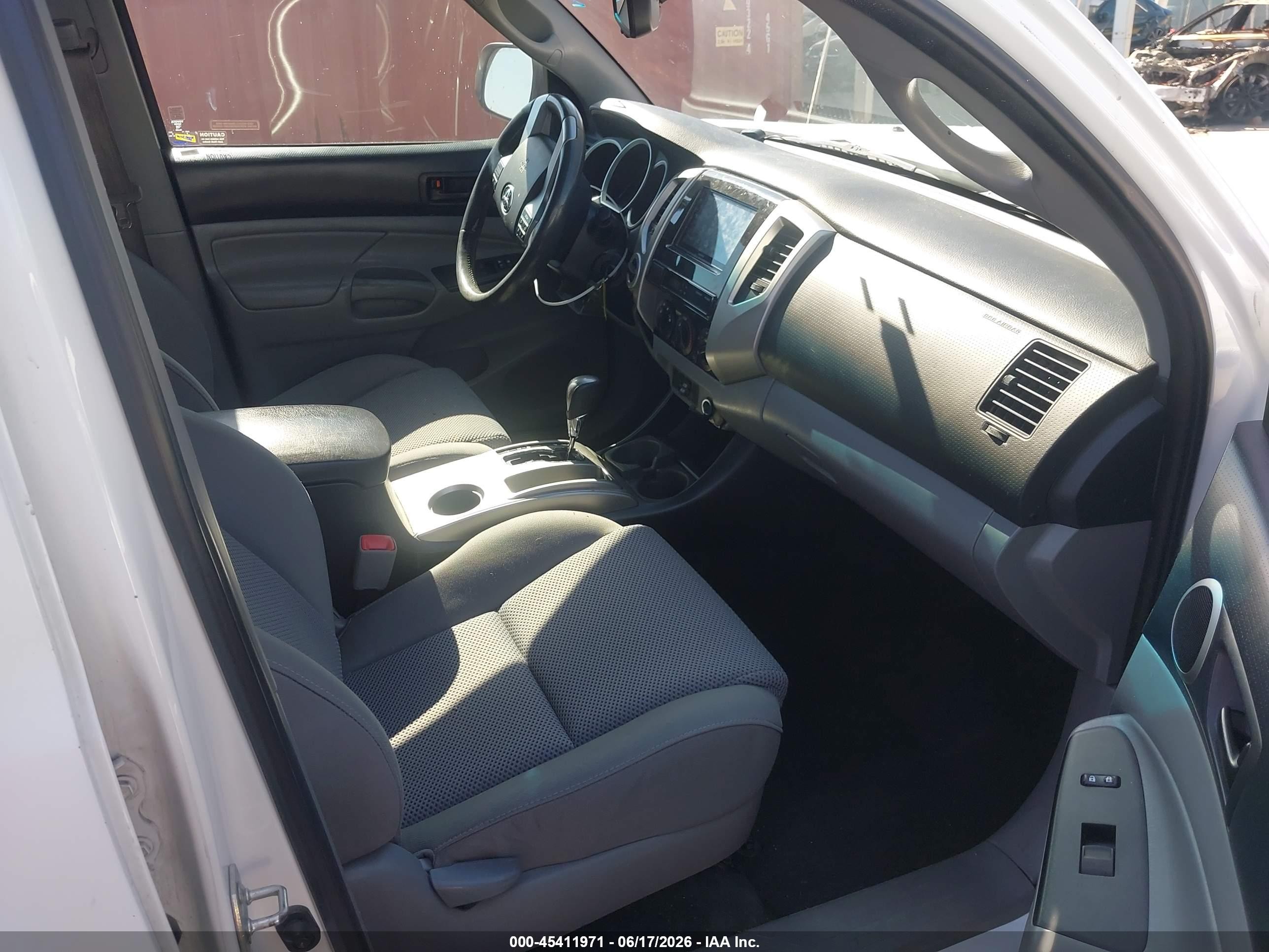 2013 Toyota Tacoma Base V6 White vin: 3TMLU4EN0DM120610