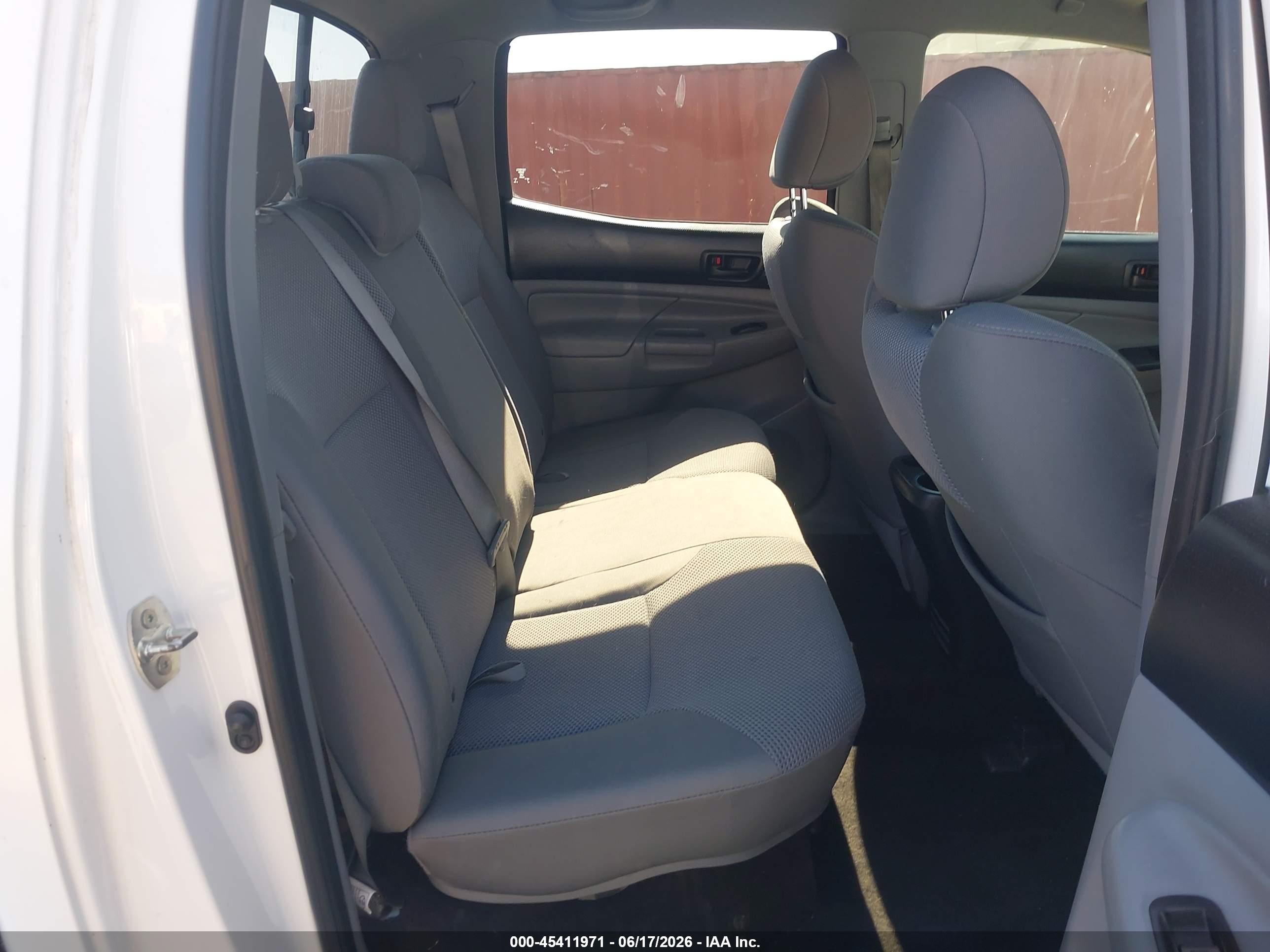 2013 Toyota Tacoma Base V6 White vin: 3TMLU4EN0DM120610