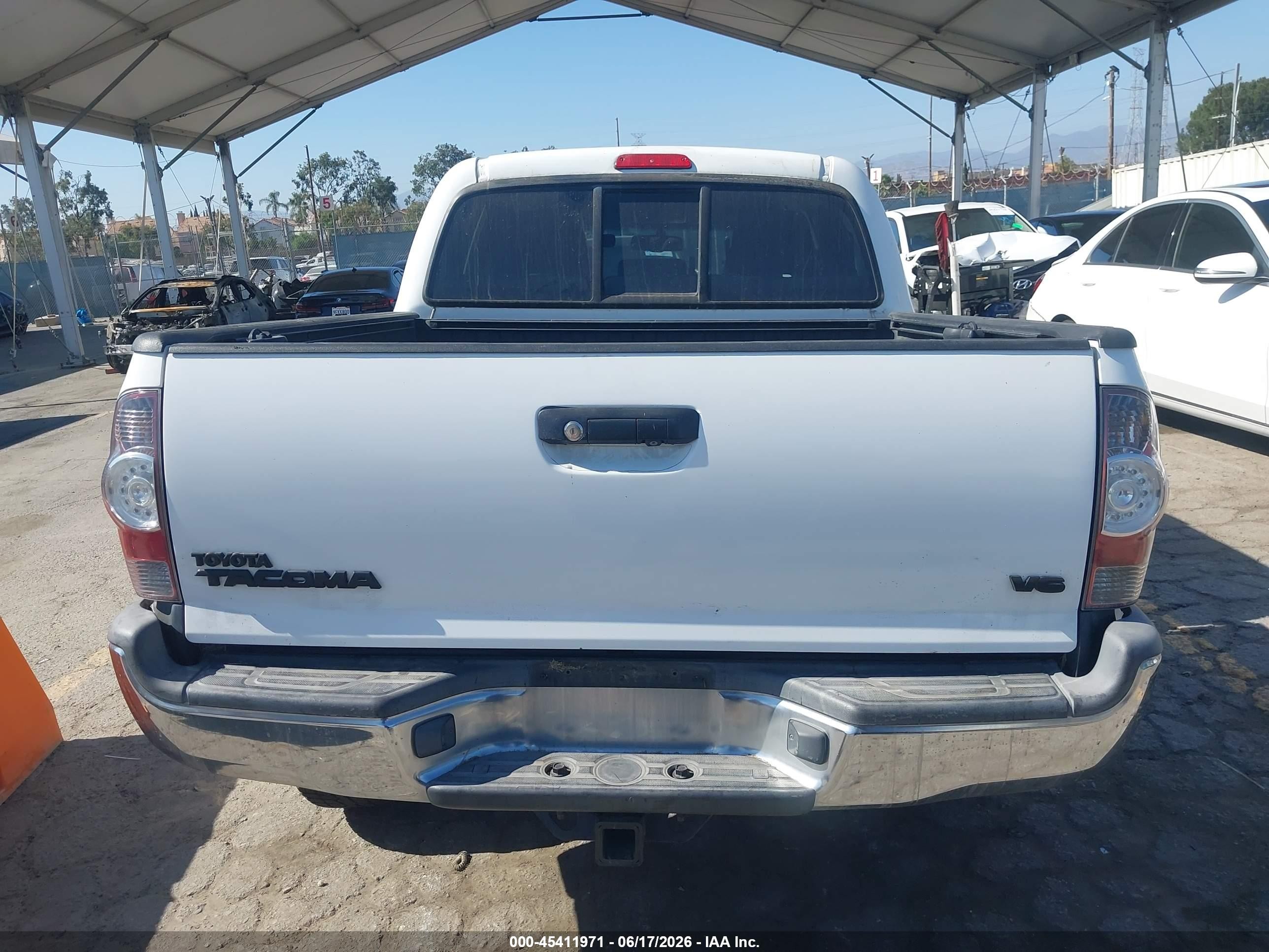 2013 Toyota Tacoma Base V6 White vin: 3TMLU4EN0DM120610