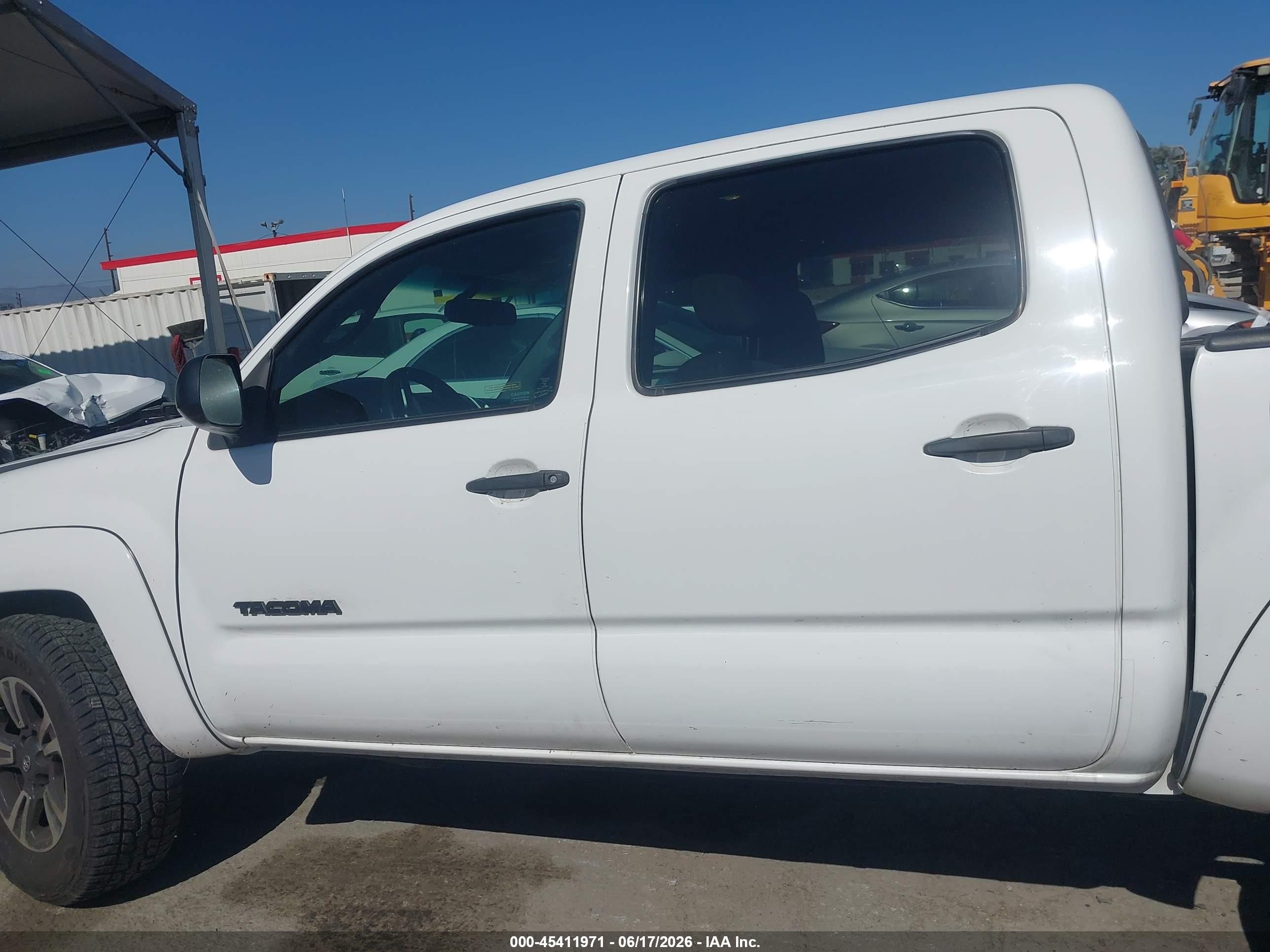2013 Toyota Tacoma Base V6 White vin: 3TMLU4EN0DM120610