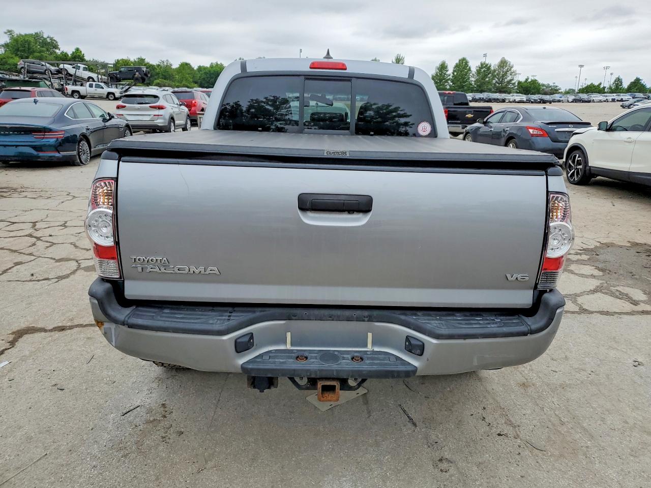 2014 Toyota Tacoma Double Cab Silver vin: 3TMLU4EN0EM137845