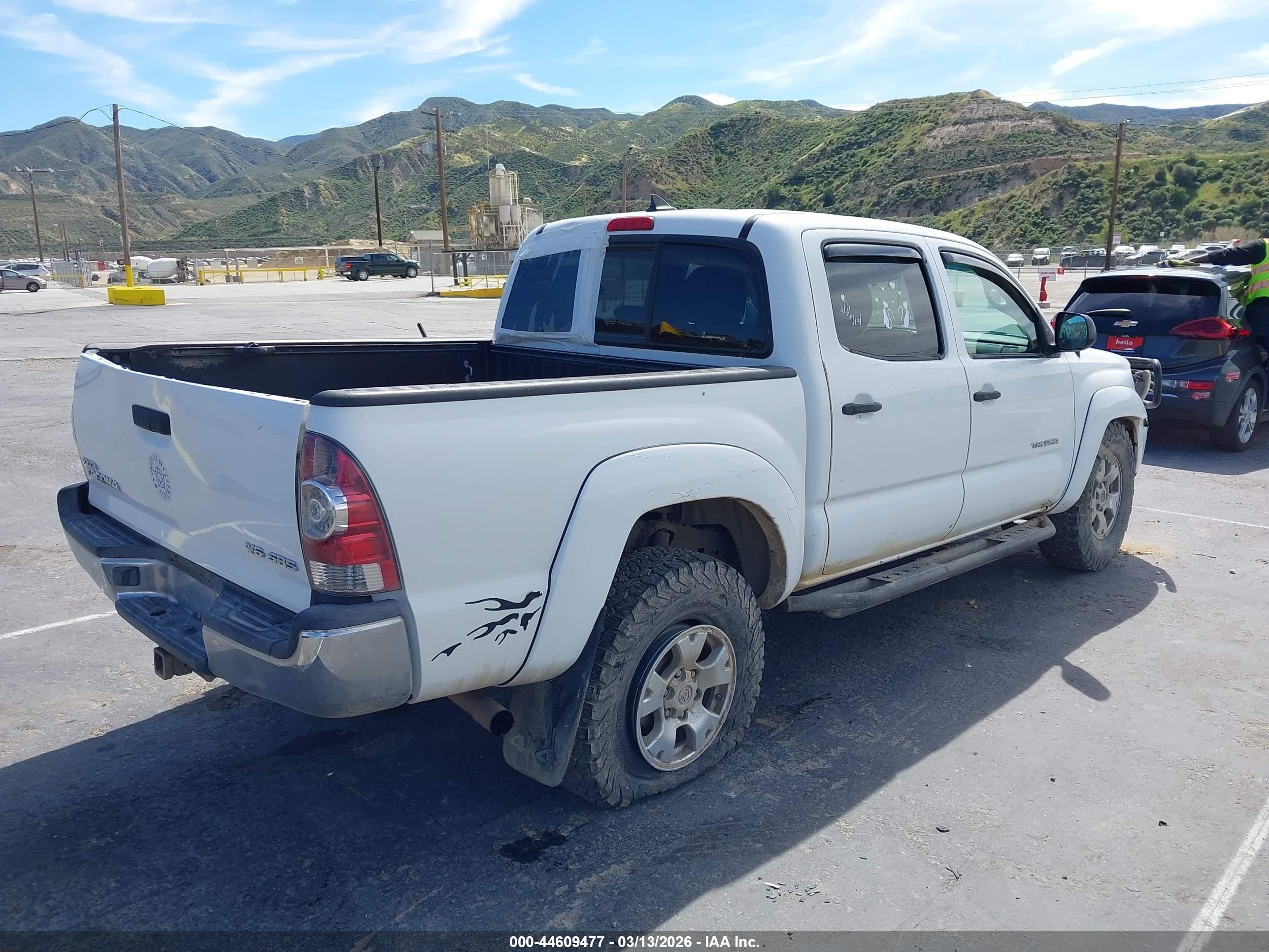 2015 Toyota Tacoma Base V6 White vin: 3TMLU4EN0FM189588