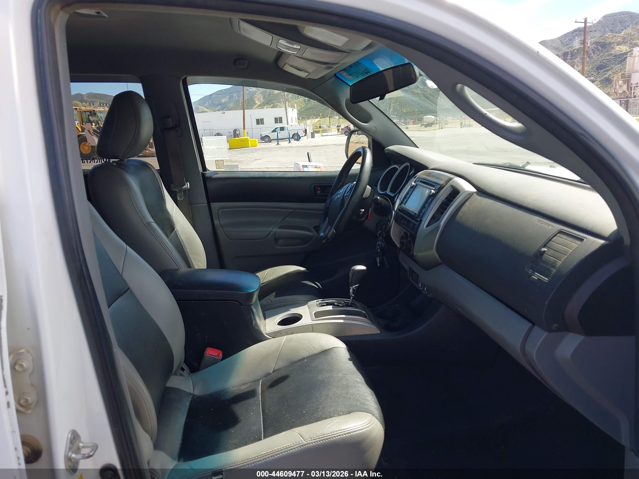 2015 Toyota Tacoma Base V6 White vin: 3TMLU4EN0FM189588