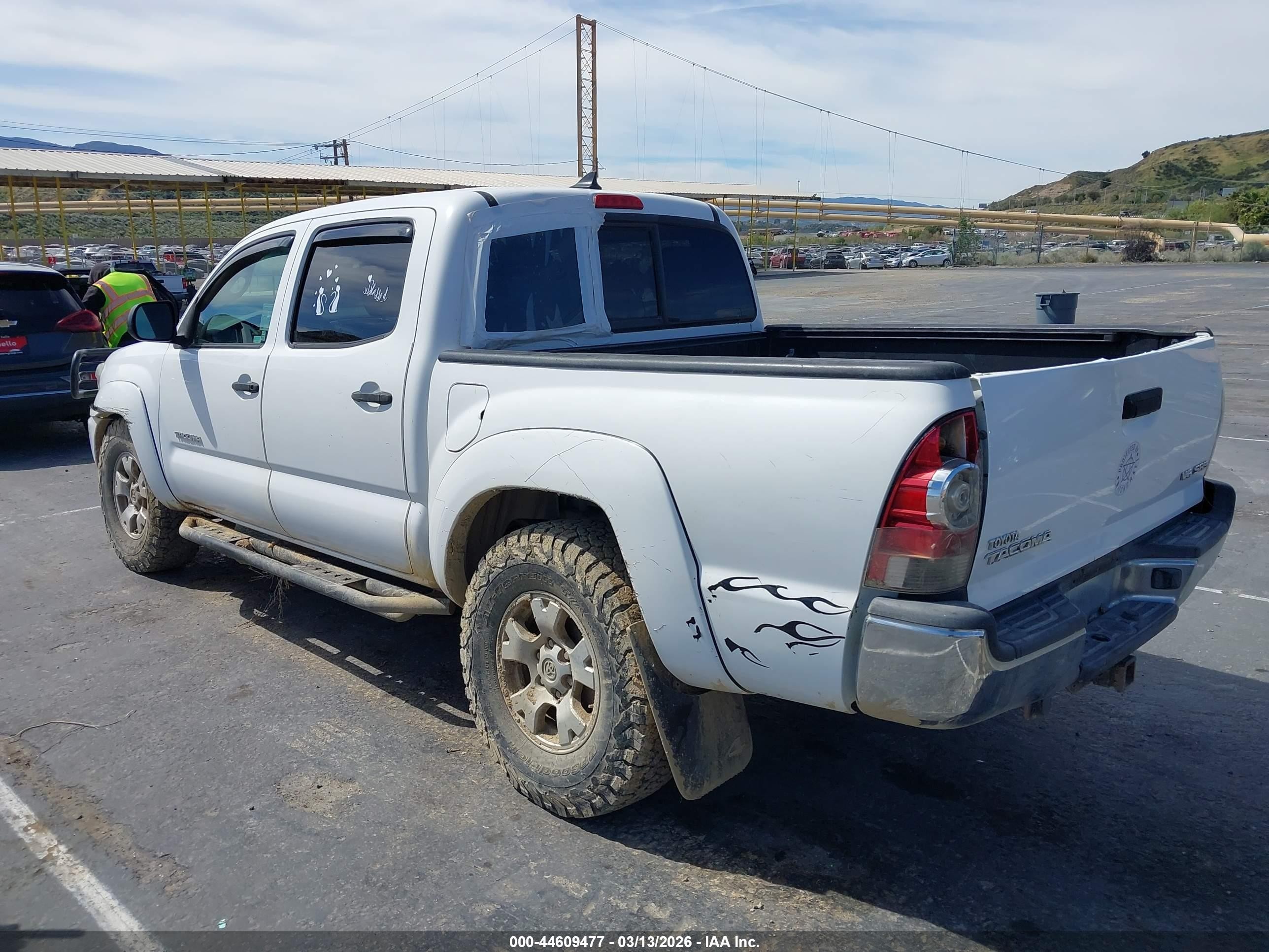 2015 Toyota Tacoma Base V6 White vin: 3TMLU4EN0FM189588