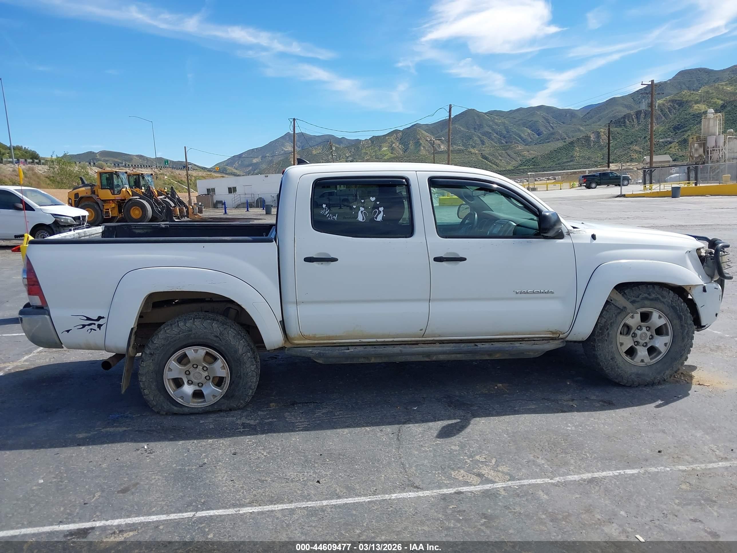 2015 Toyota Tacoma Base V6 White vin: 3TMLU4EN0FM189588