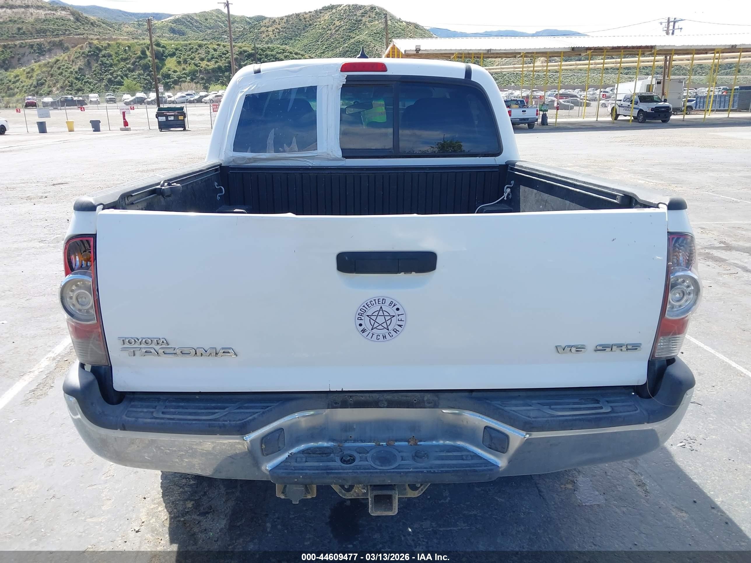 2015 Toyota Tacoma Base V6 White vin: 3TMLU4EN0FM189588
