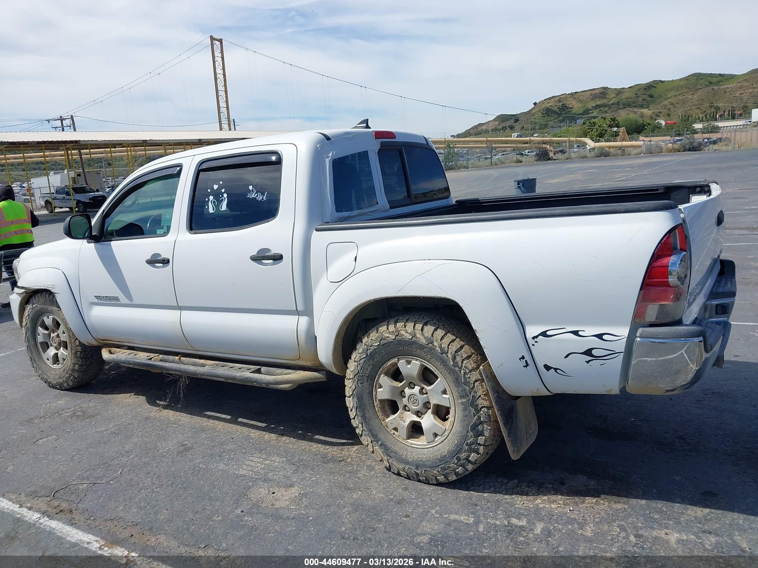 2015 Toyota Tacoma Base V6 White vin: 3TMLU4EN0FM189588