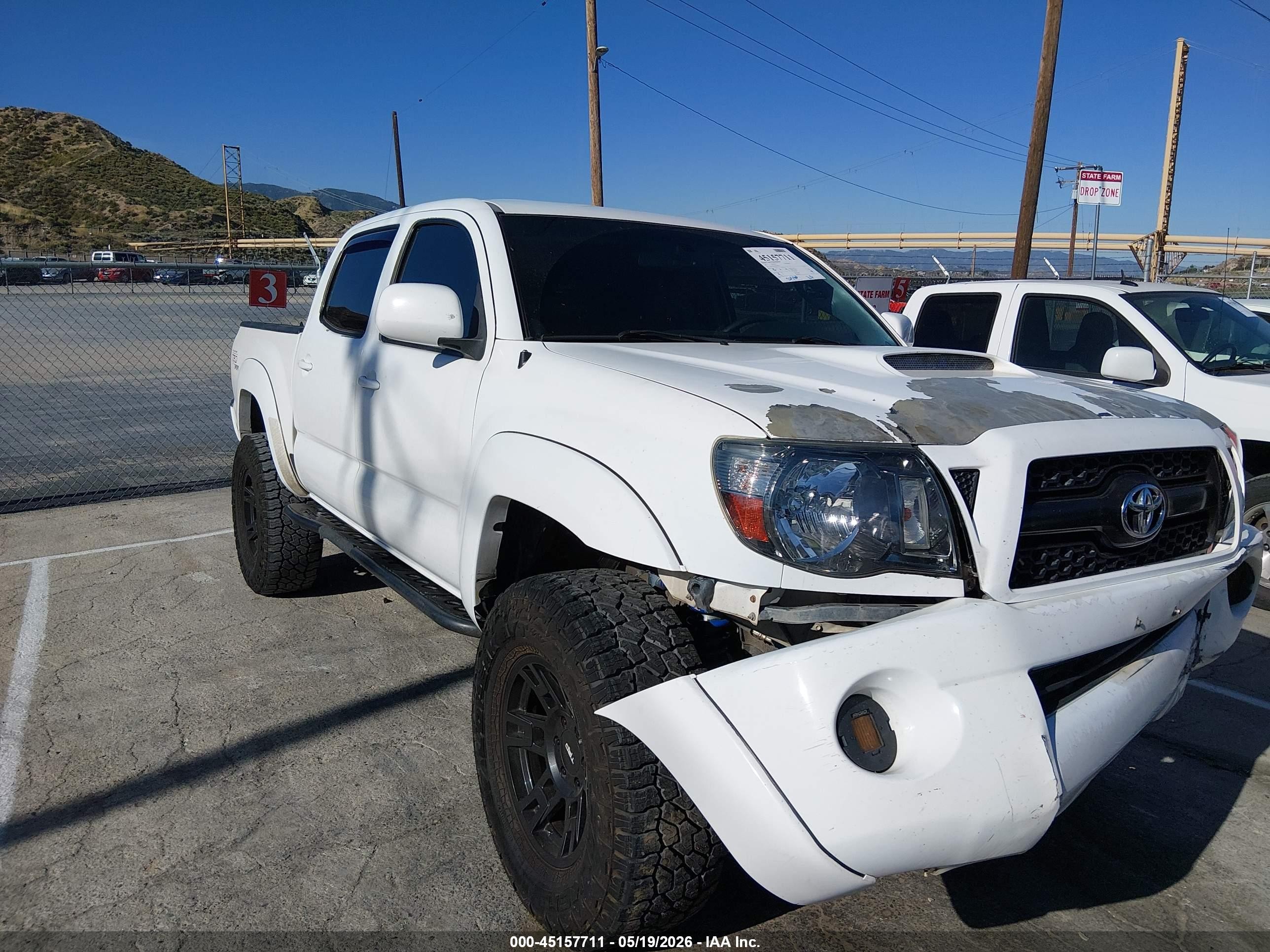 2011 Toyota Tacoma Base V6 White vin: 3TMLU4EN1BM080616