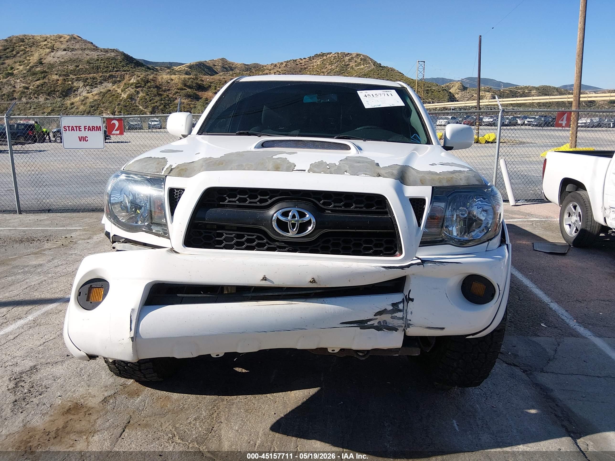 2011 Toyota Tacoma Base V6 White vin: 3TMLU4EN1BM080616