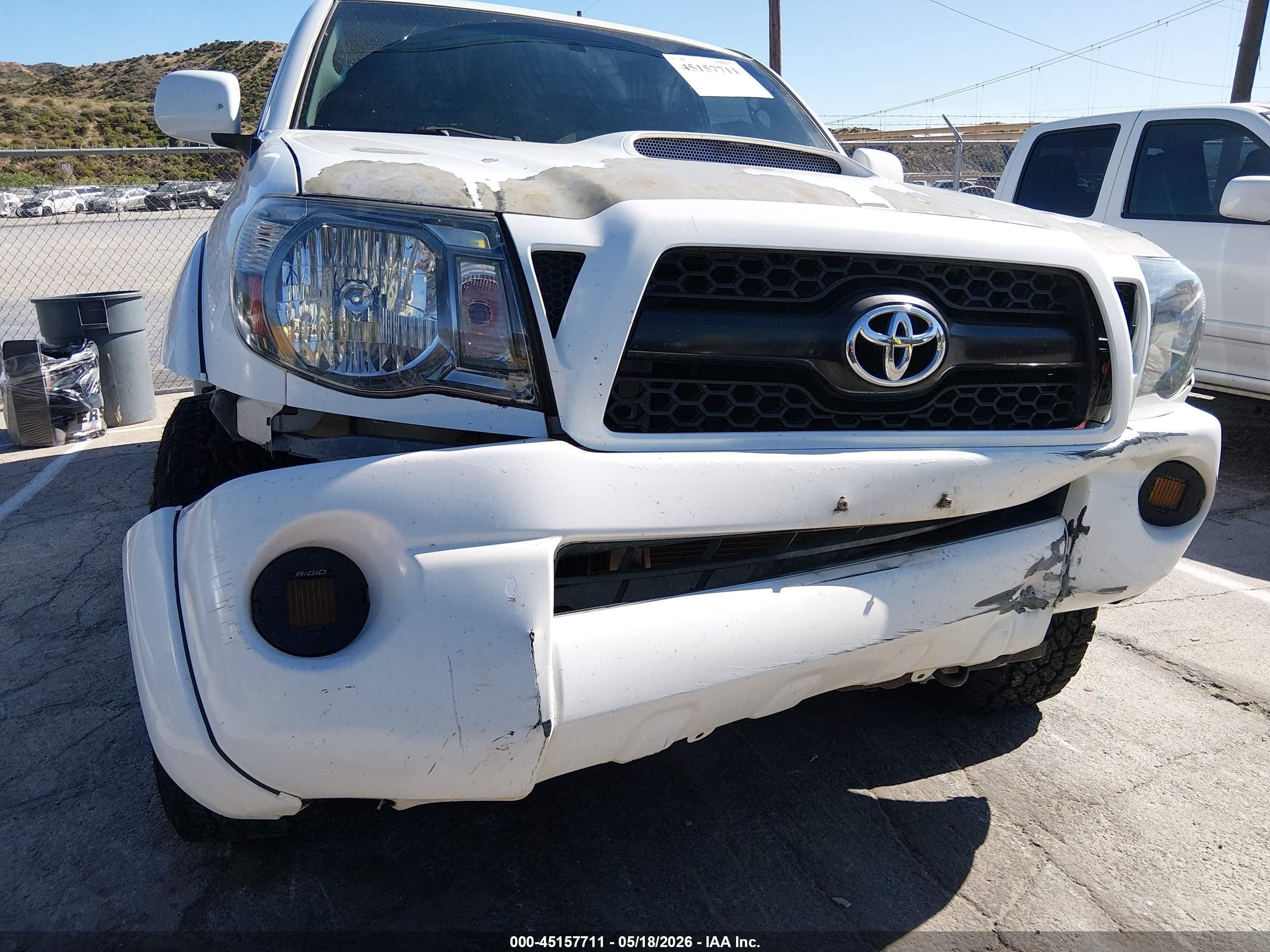 2011 Toyota Tacoma Base V6 White vin: 3TMLU4EN1BM080616
