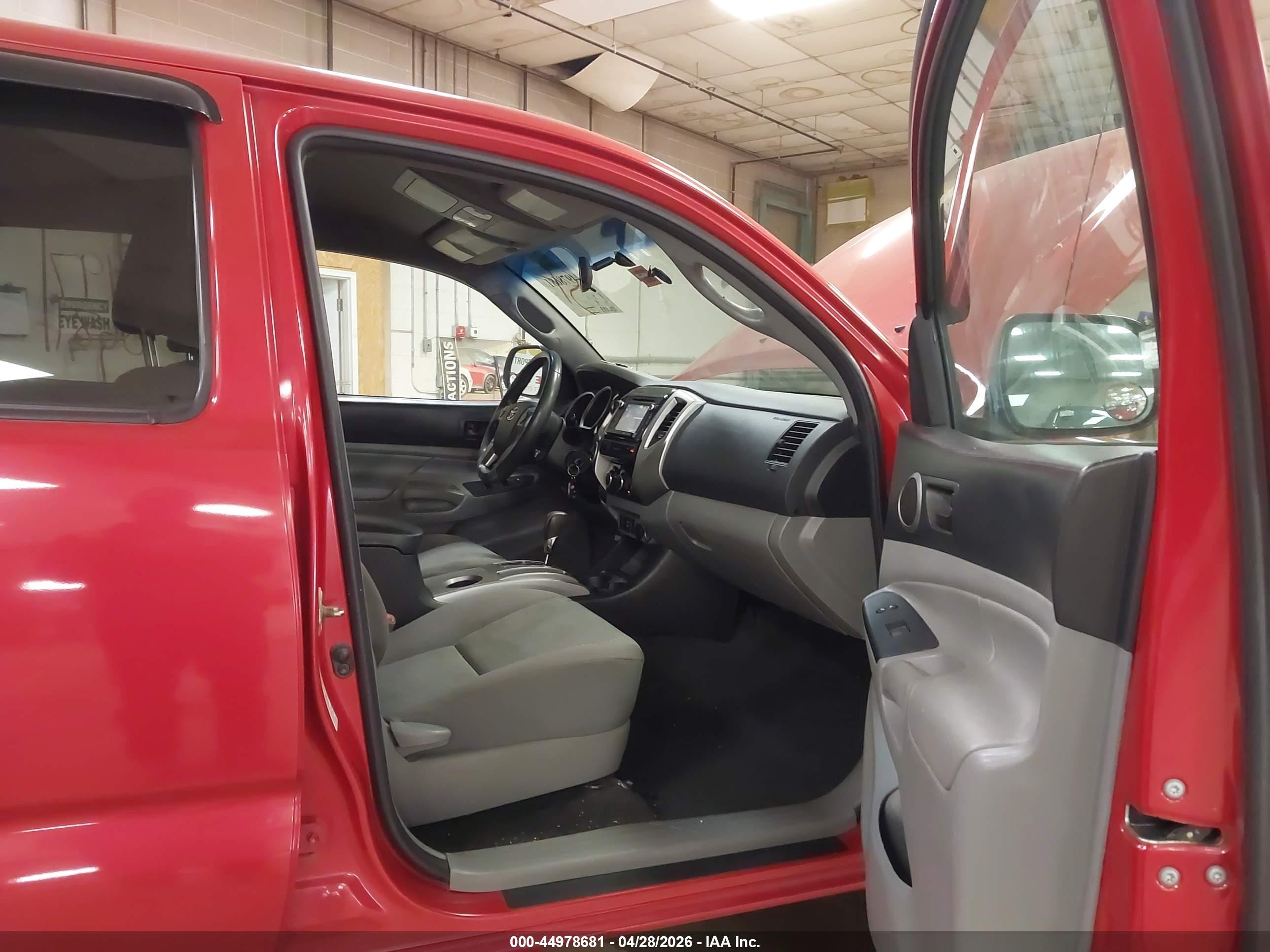 2015 Toyota Tacoma Base V6 Red vin: 3TMLU4EN1FM168717