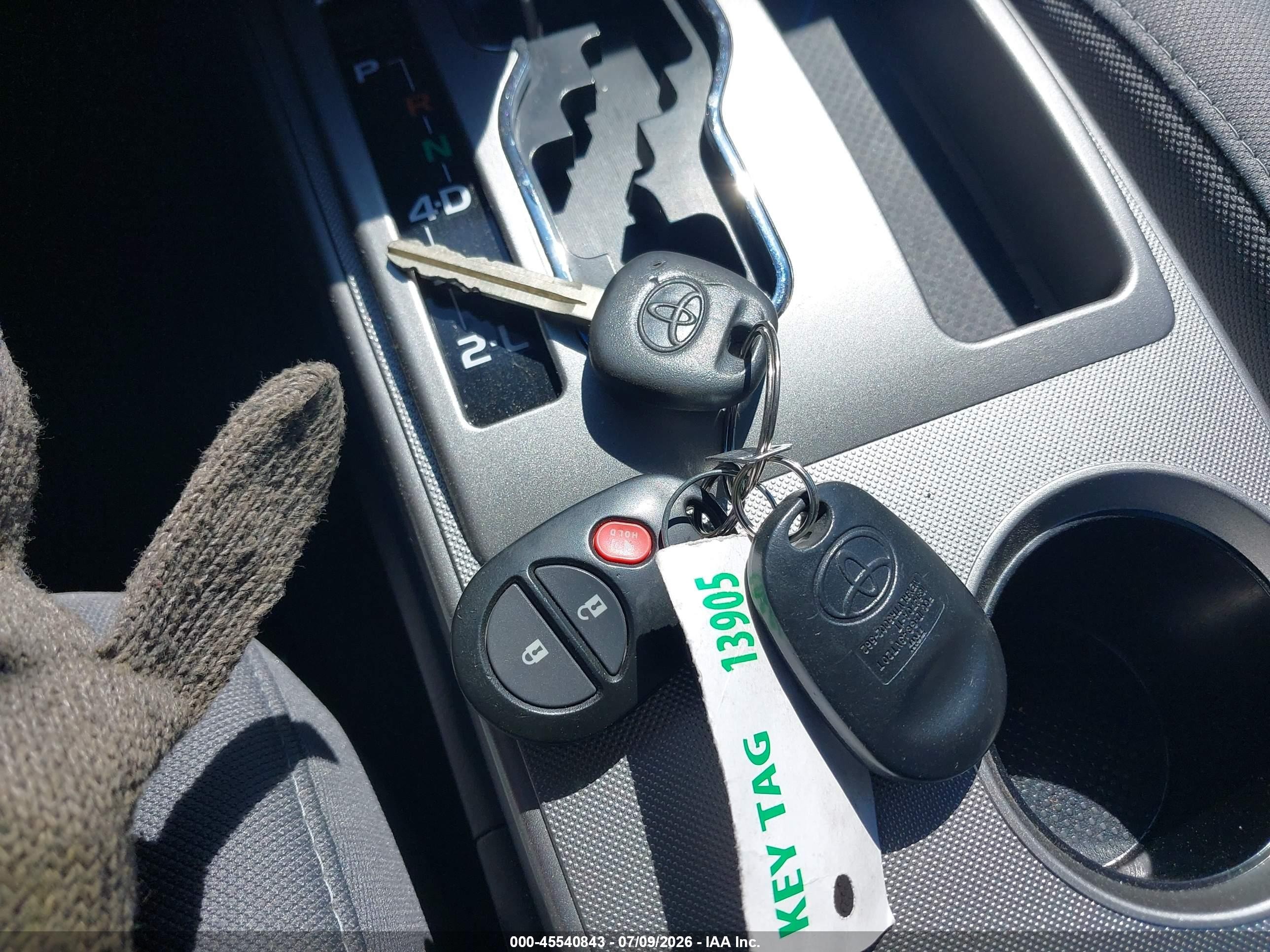 2015 Toyota Tacoma Base V6 Коричневый vin: 3TMLU4EN1FM172895