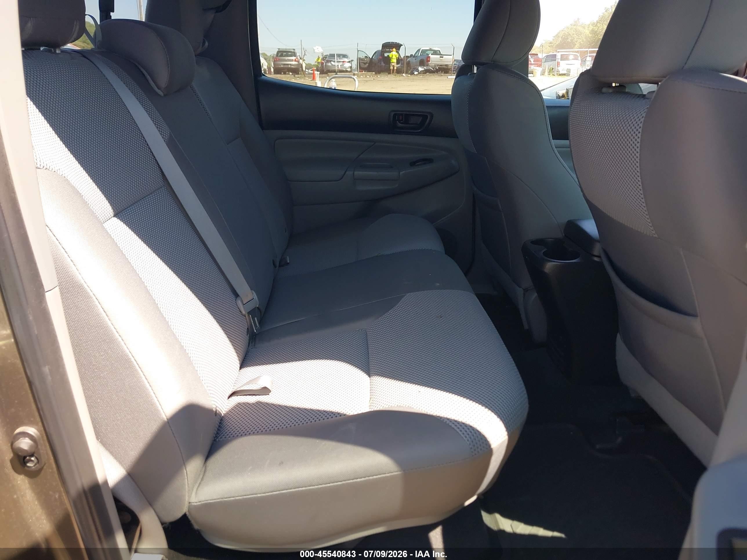 2015 Toyota Tacoma Base V6 Коричневый vin: 3TMLU4EN1FM172895