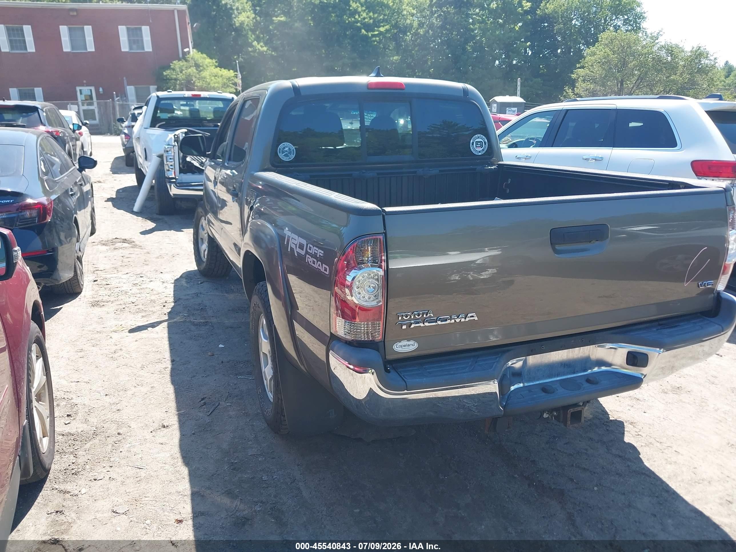 2015 Toyota Tacoma Base V6 Коричневый vin: 3TMLU4EN1FM172895