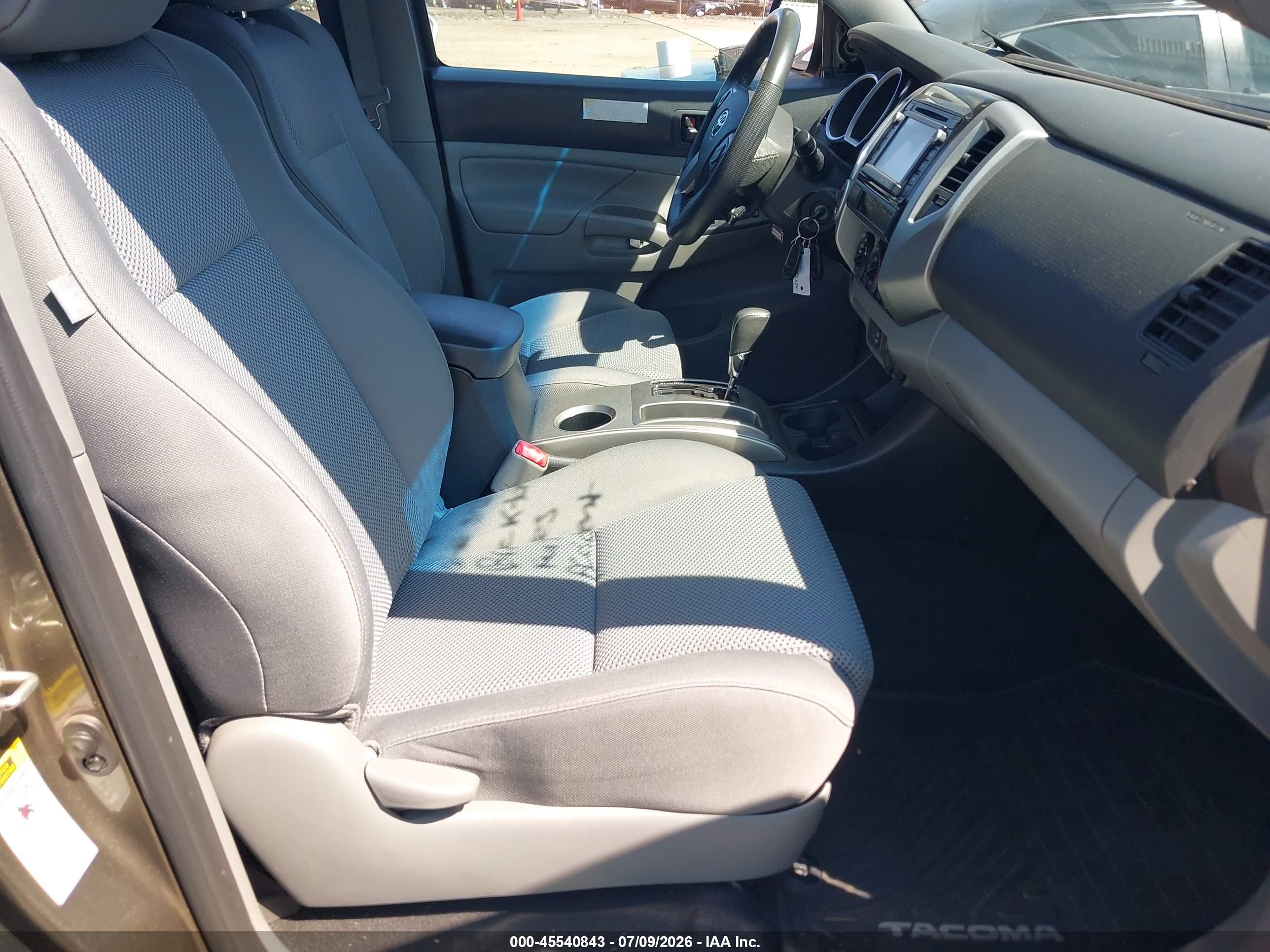 2015 Toyota Tacoma Base V6 Коричневый vin: 3TMLU4EN1FM172895