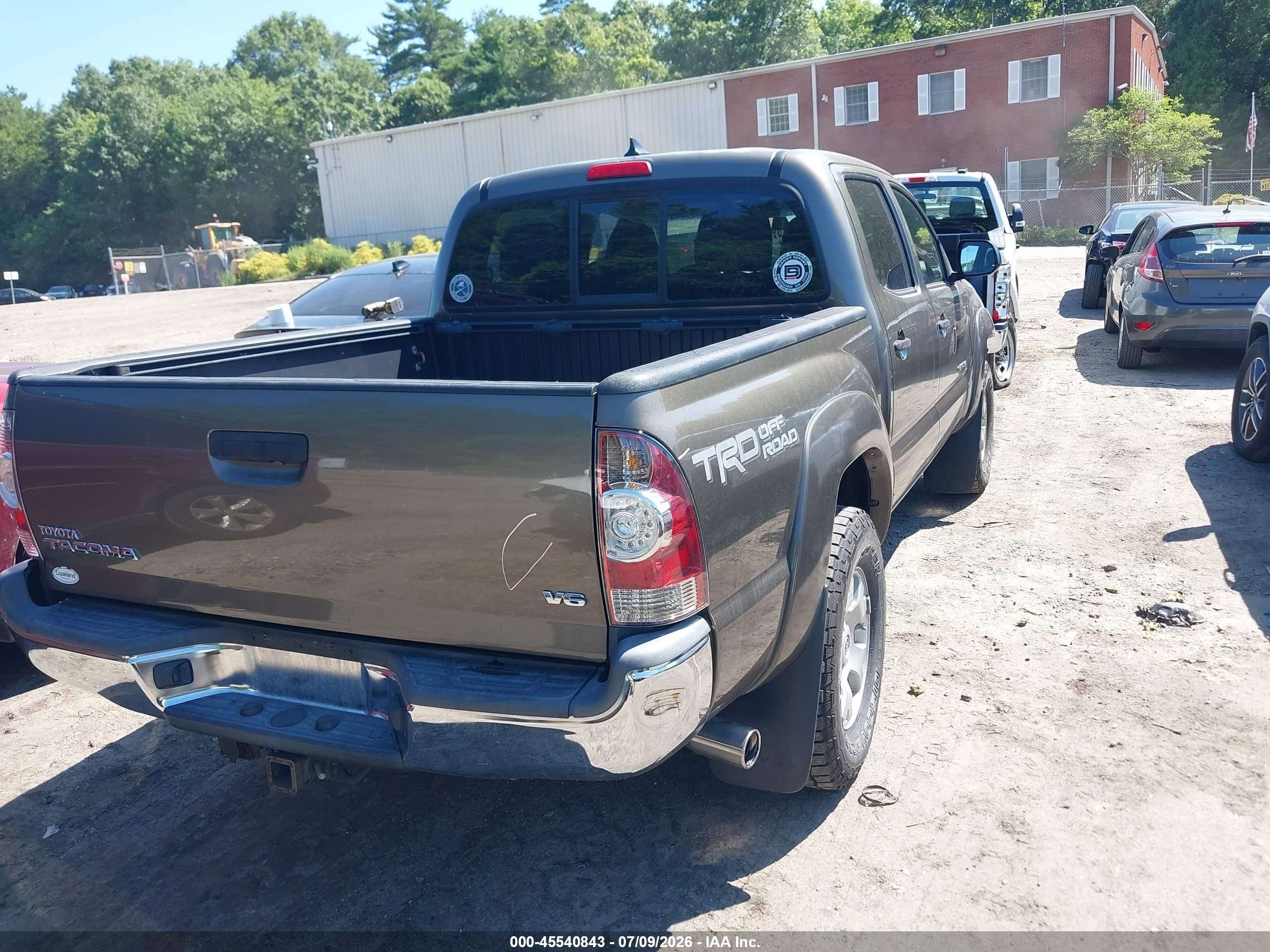 2015 Toyota Tacoma Base V6 Коричневый vin: 3TMLU4EN1FM172895