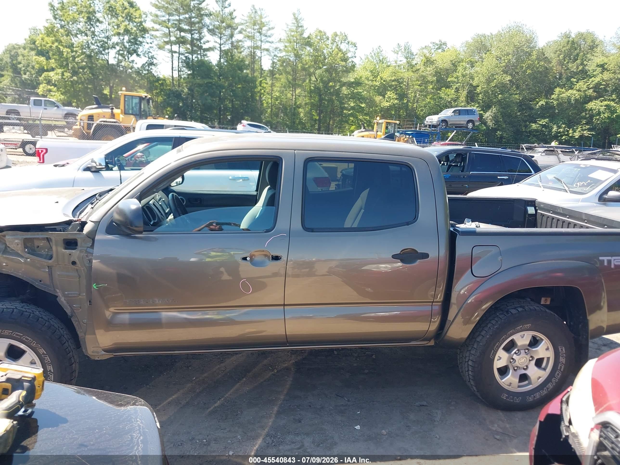 2015 Toyota Tacoma Base V6 Коричневый vin: 3TMLU4EN1FM172895