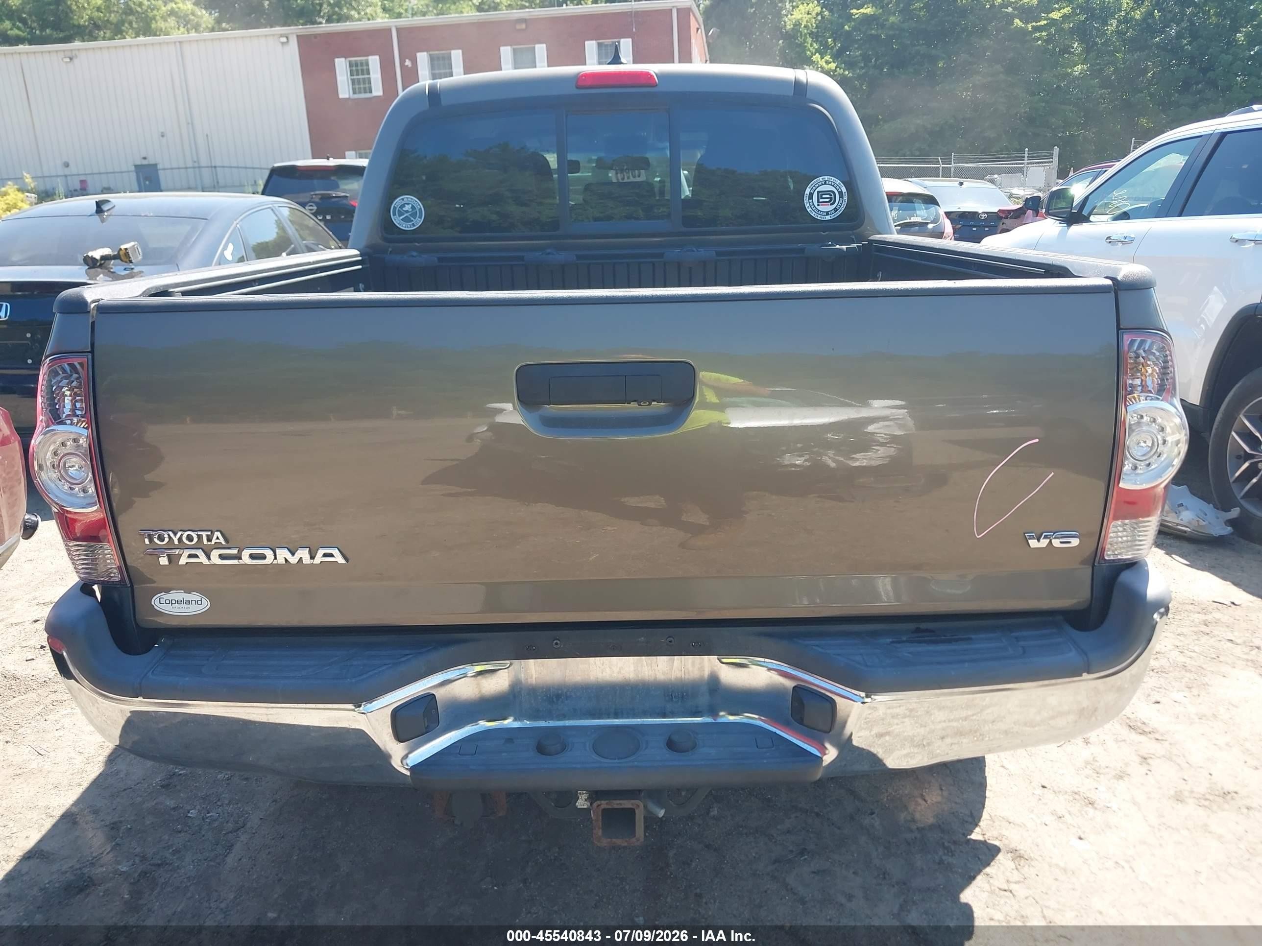 2015 Toyota Tacoma Base V6 Коричневый vin: 3TMLU4EN1FM172895