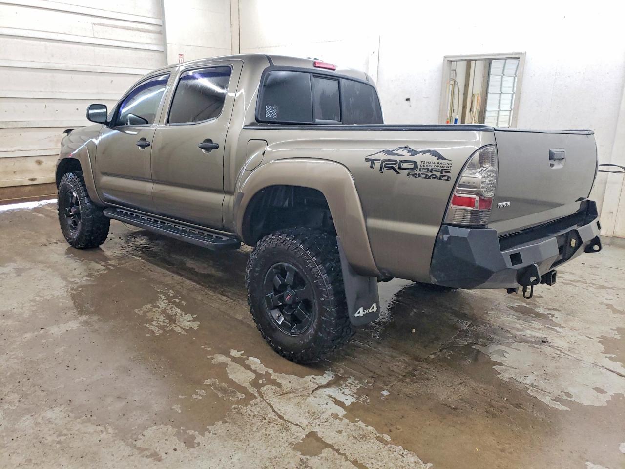 2011 Toyota Tacoma Double Cab Коричневый vin: 3TMLU4EN2BM073027