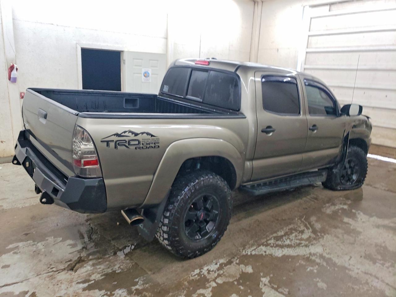 2011 Toyota Tacoma Double Cab Коричневый vin: 3TMLU4EN2BM073027