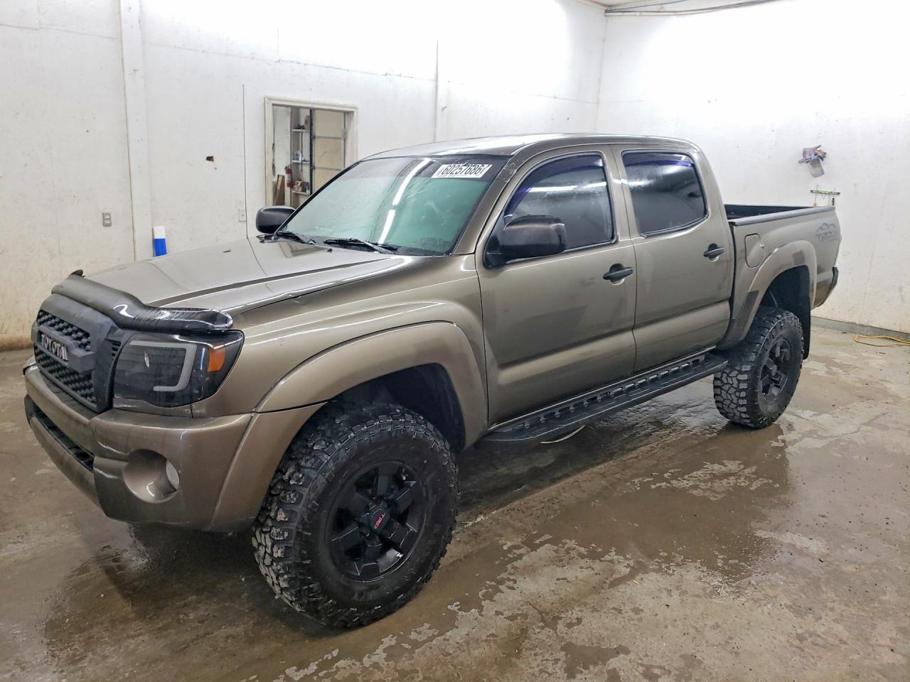 2011 Toyota Tacoma Double Cab Коричневый vin: 3TMLU4EN2BM073027