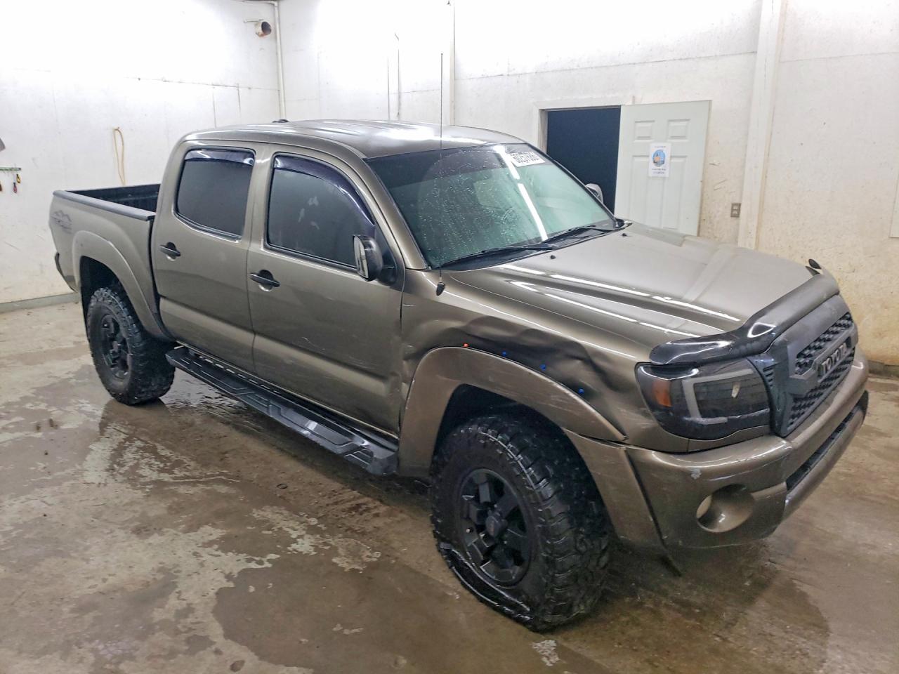 2011 Toyota Tacoma Double Cab Коричневый vin: 3TMLU4EN2BM073027