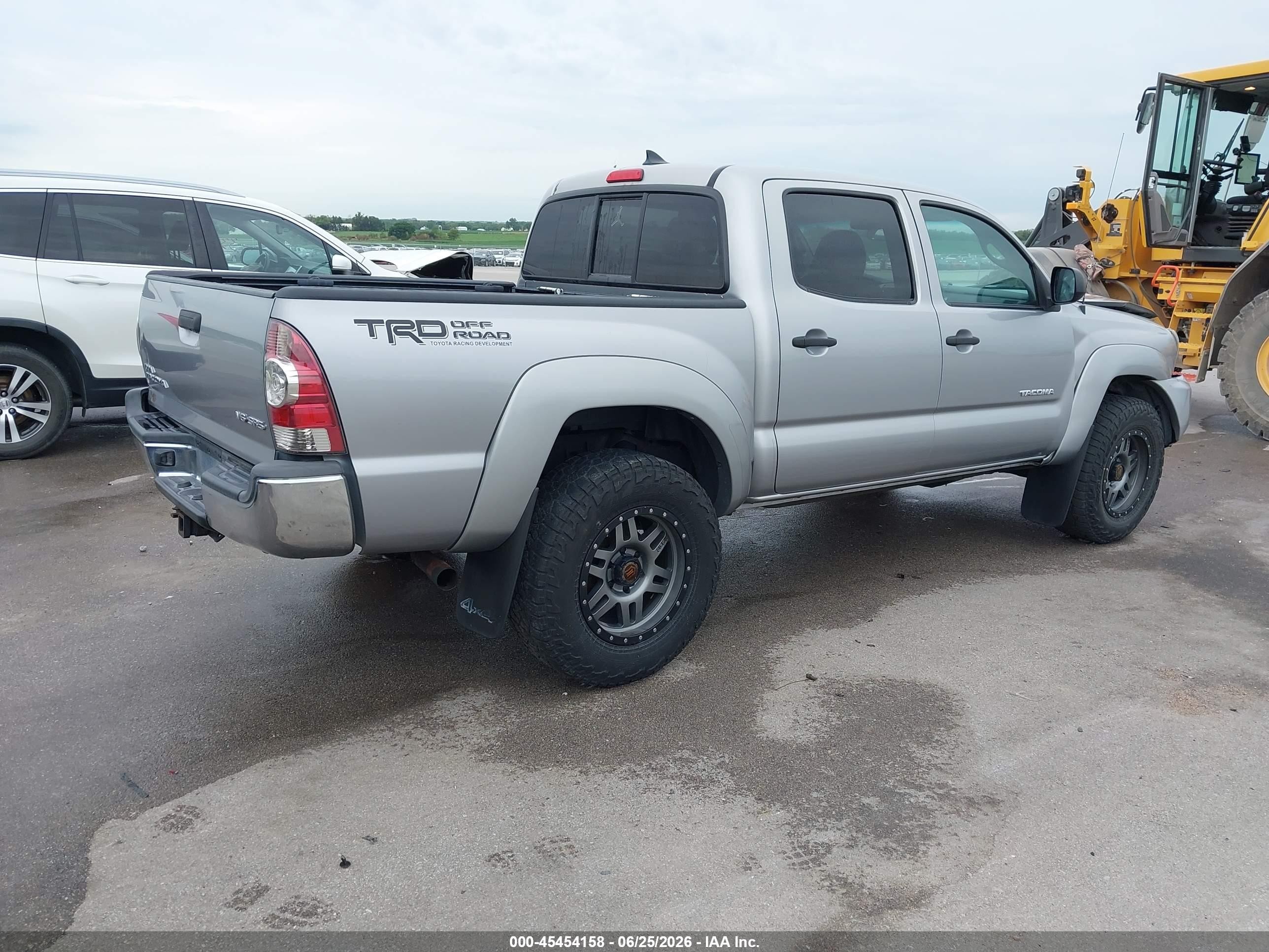 2014 Toyota Tacoma Base V6 Silver vin: 3TMLU4EN2EM164397