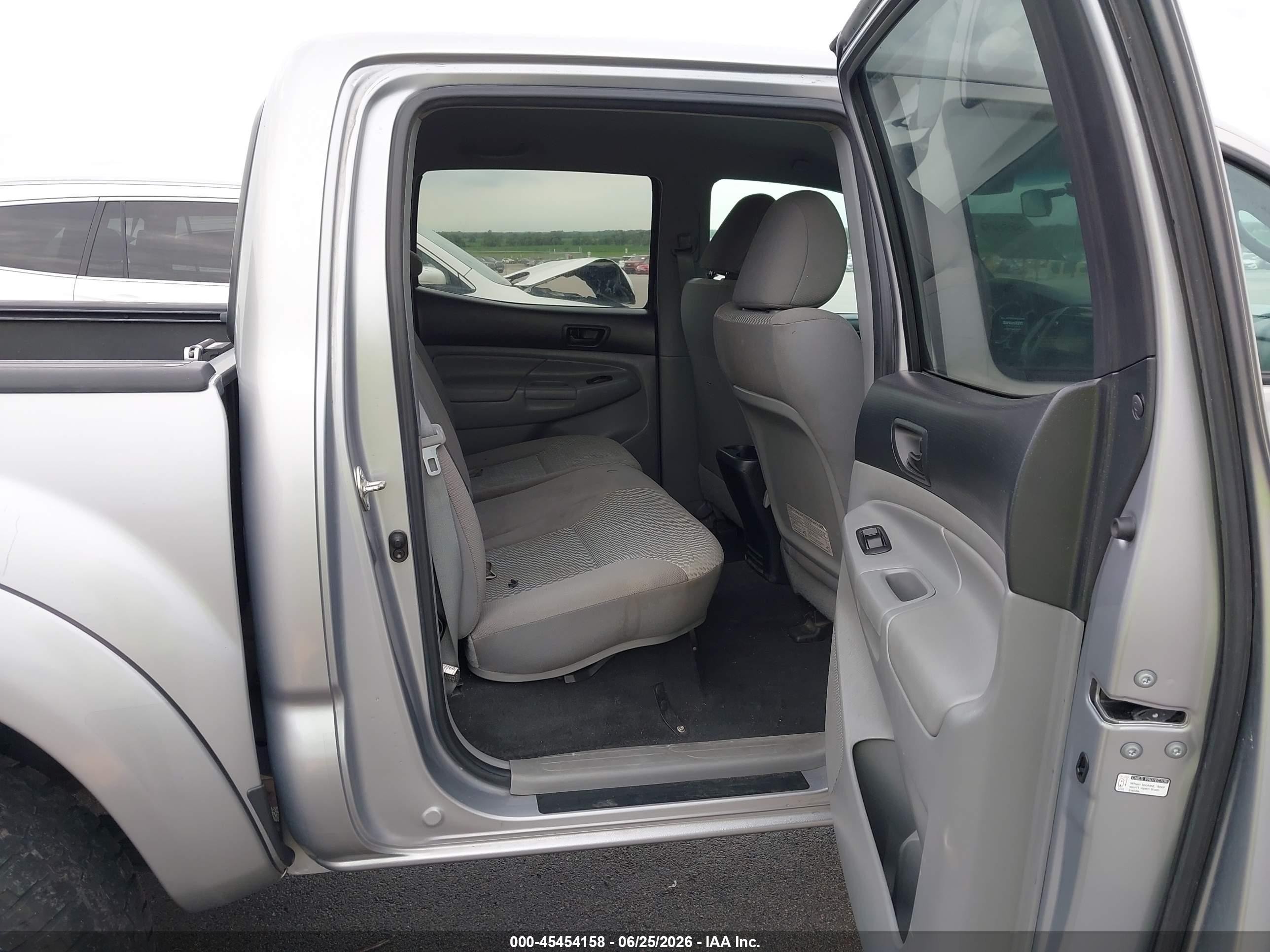 2014 Toyota Tacoma Base V6 Silver vin: 3TMLU4EN2EM164397