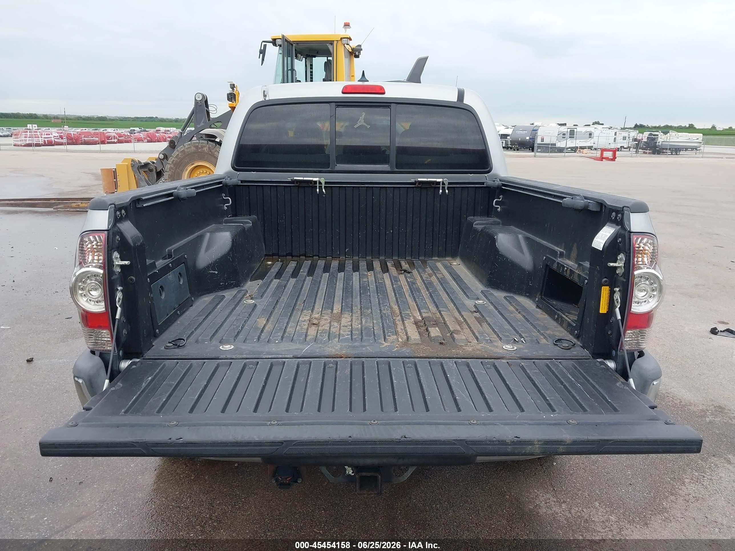 2014 Toyota Tacoma Base V6 Silver vin: 3TMLU4EN2EM164397