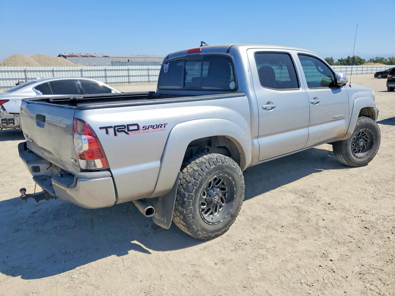 2015 Toyota Tacoma V6 Silver vin: 3TMLU4EN4FM180831
