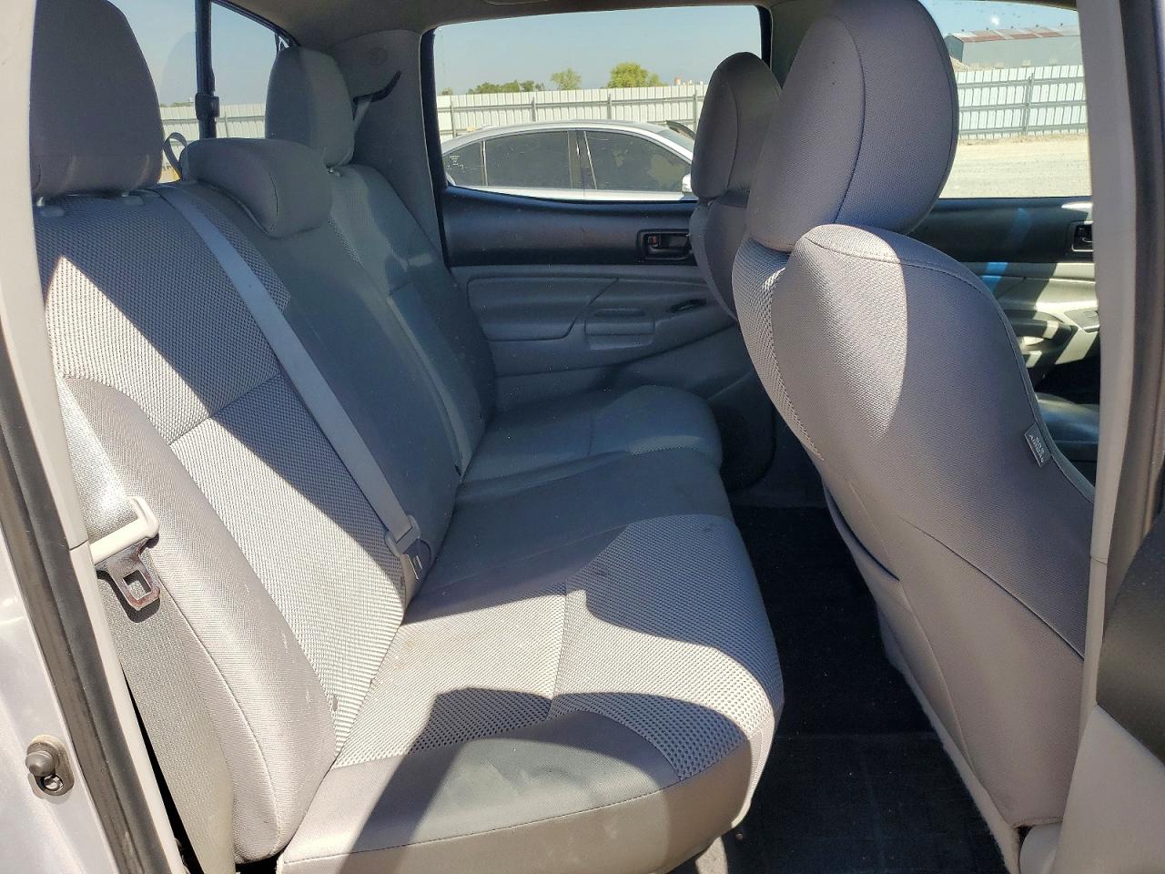 2015 Toyota Tacoma V6 Silver vin: 3TMLU4EN4FM180831