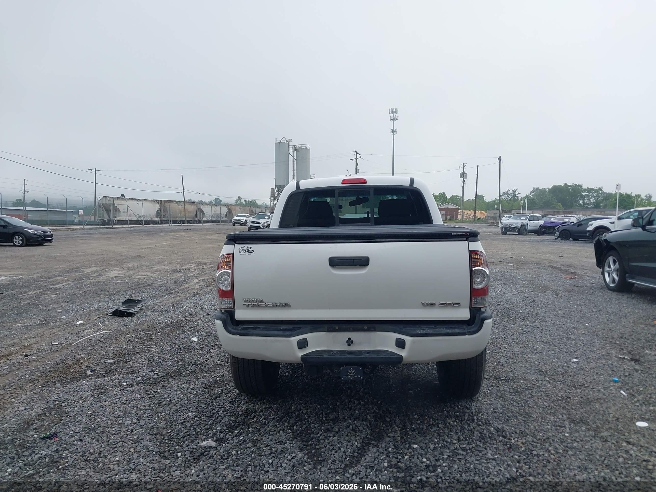 2010 Toyota Tacoma Base V6 White vin: 3TMLU4EN5AM038433