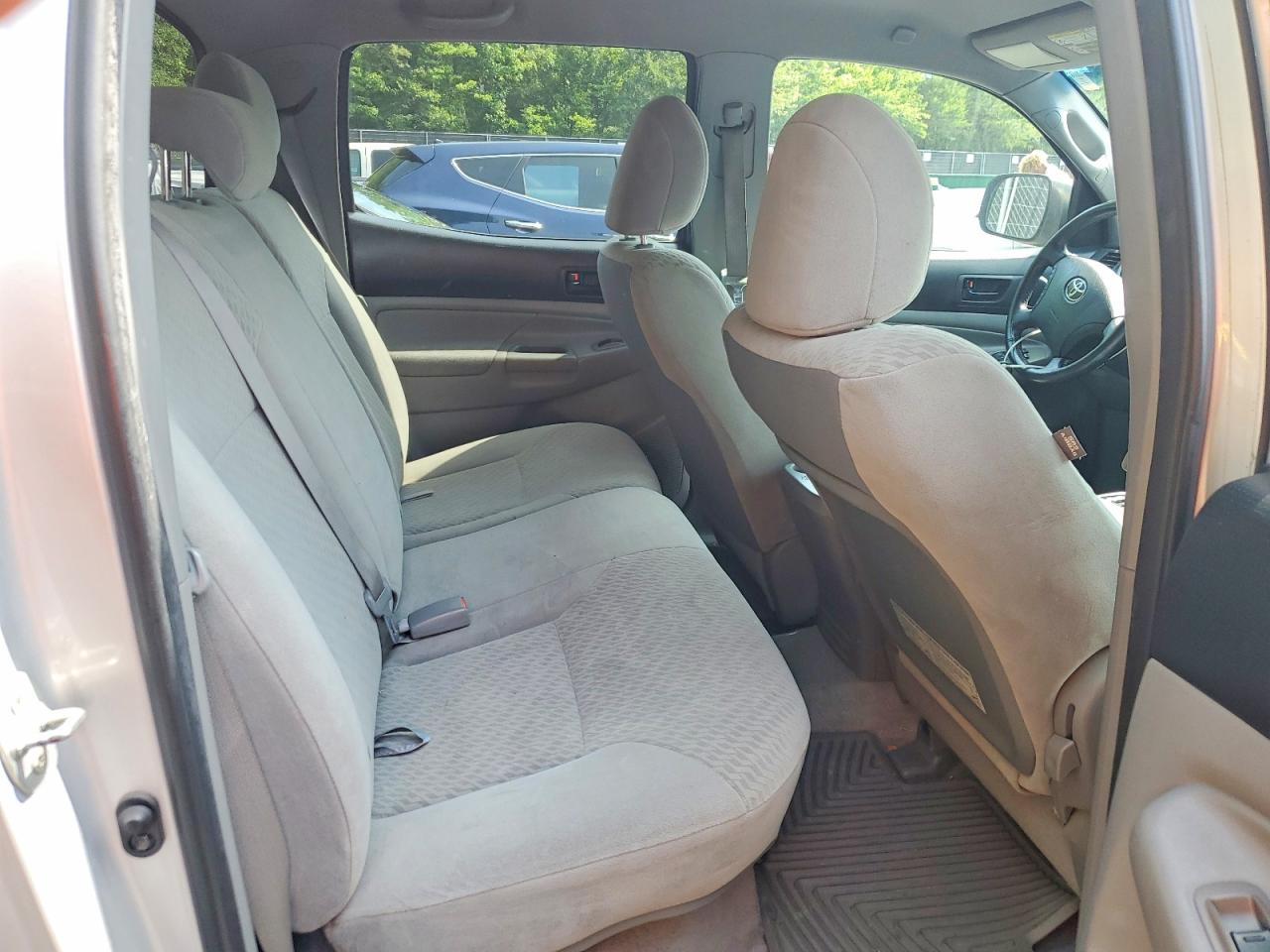 2011 Toyota Tacoma V6 Silver vin: 3TMLU4EN5BM056769