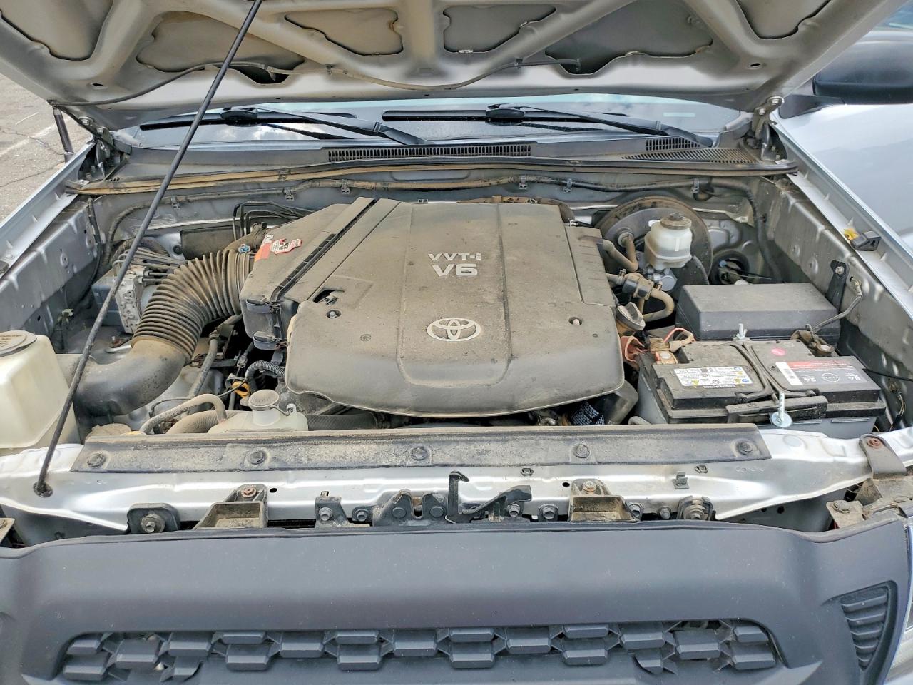 2011 Toyota Tacoma V6 Silver vin: 3TMLU4EN5BM063088