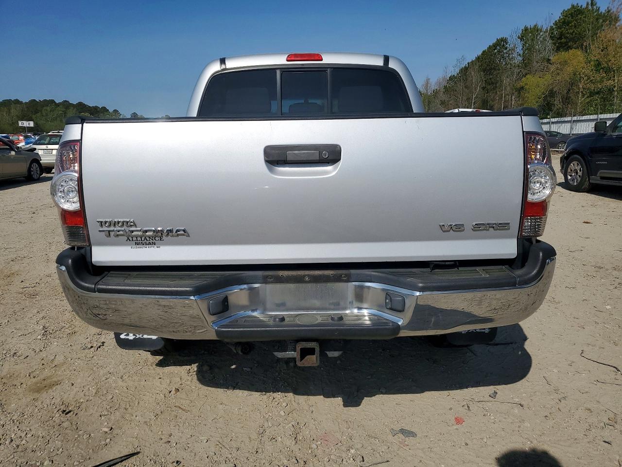 2011 Toyota Tacoma V6 Silver vin: 3TMLU4EN5BM066895