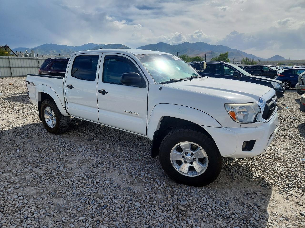 2014 Toyota Tacoma Double Cab White vin: 3TMLU4EN5EM158013