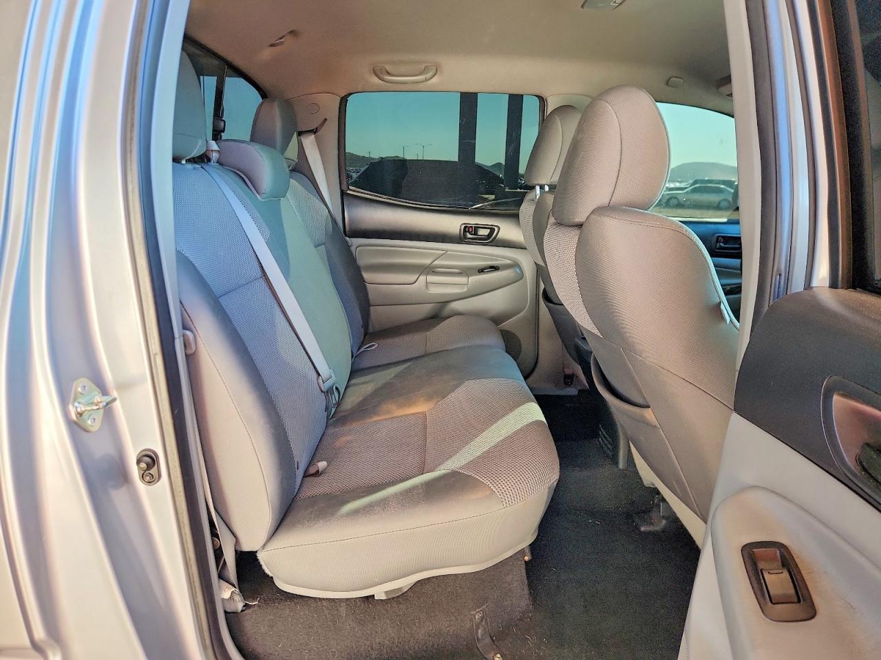 2014 Toyota Tacoma V6 Silver vin: 3TMLU4EN5EM159369