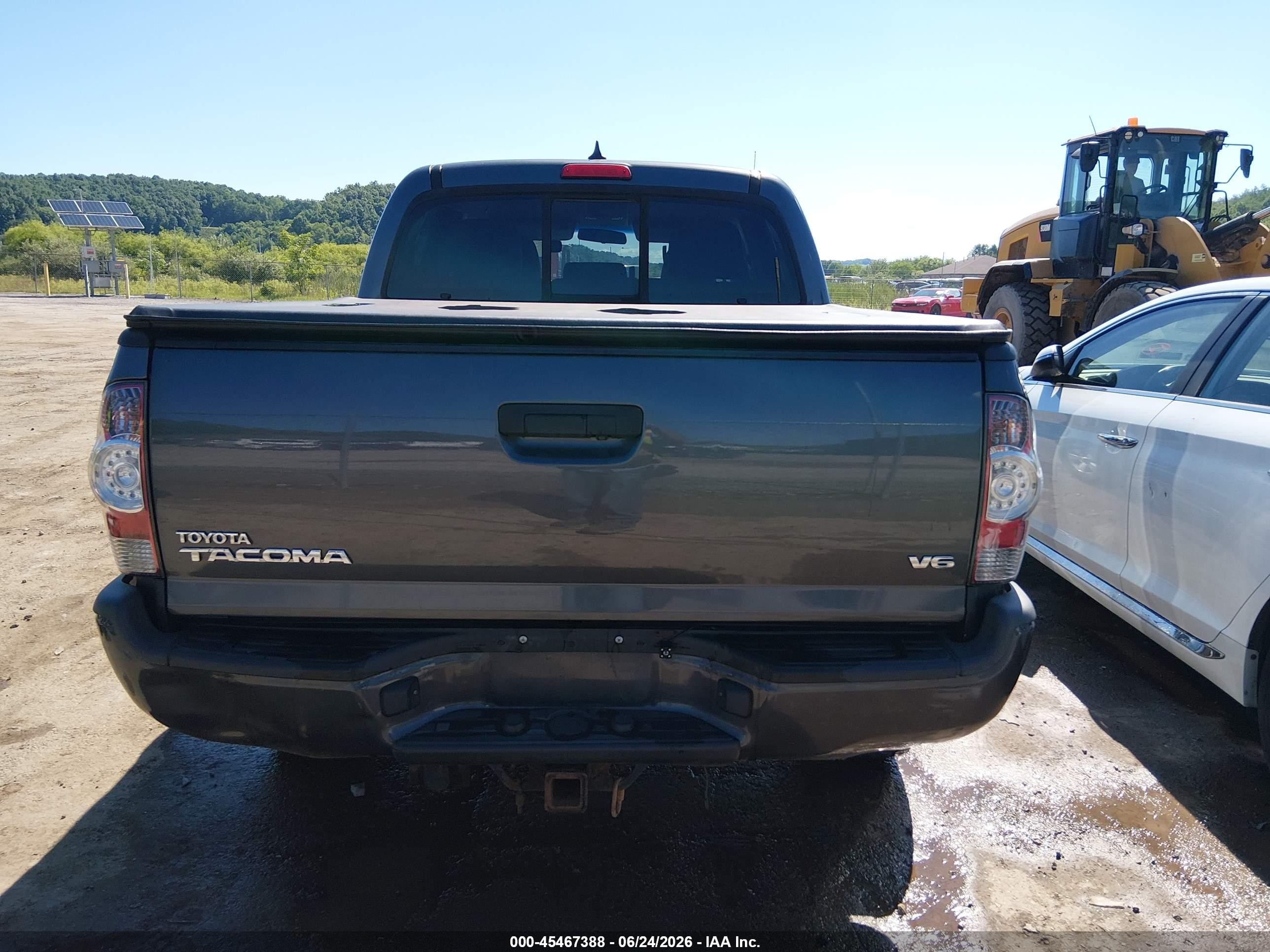 2015 Toyota Tacoma Base V6 Gray vin: 3TMLU4EN5FM166226