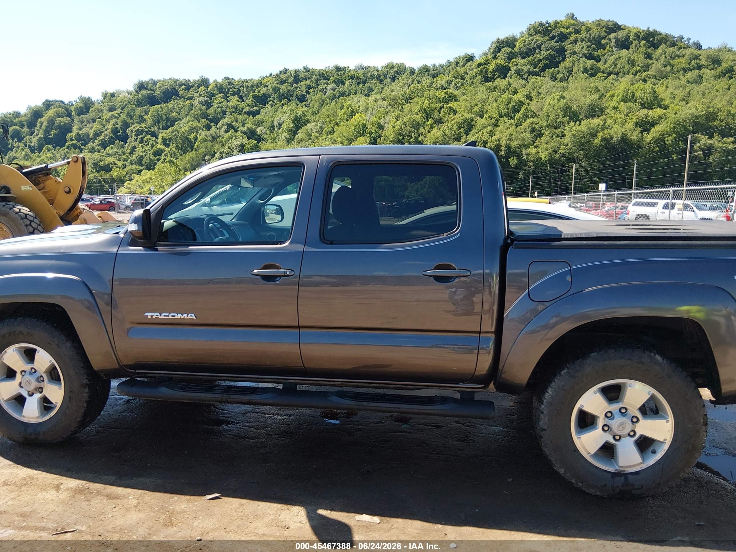 2015 Toyota Tacoma Base V6 Gray vin: 3TMLU4EN5FM166226