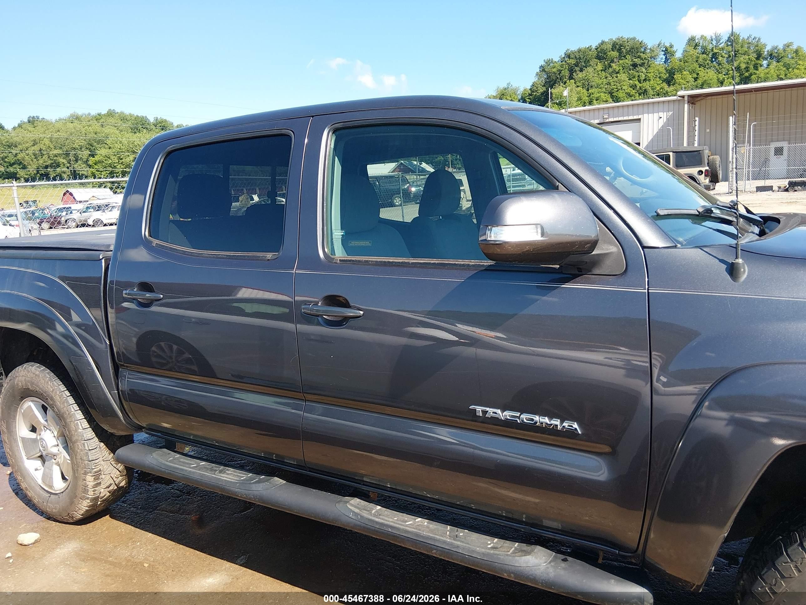 2015 Toyota Tacoma Base V6 Gray vin: 3TMLU4EN5FM166226