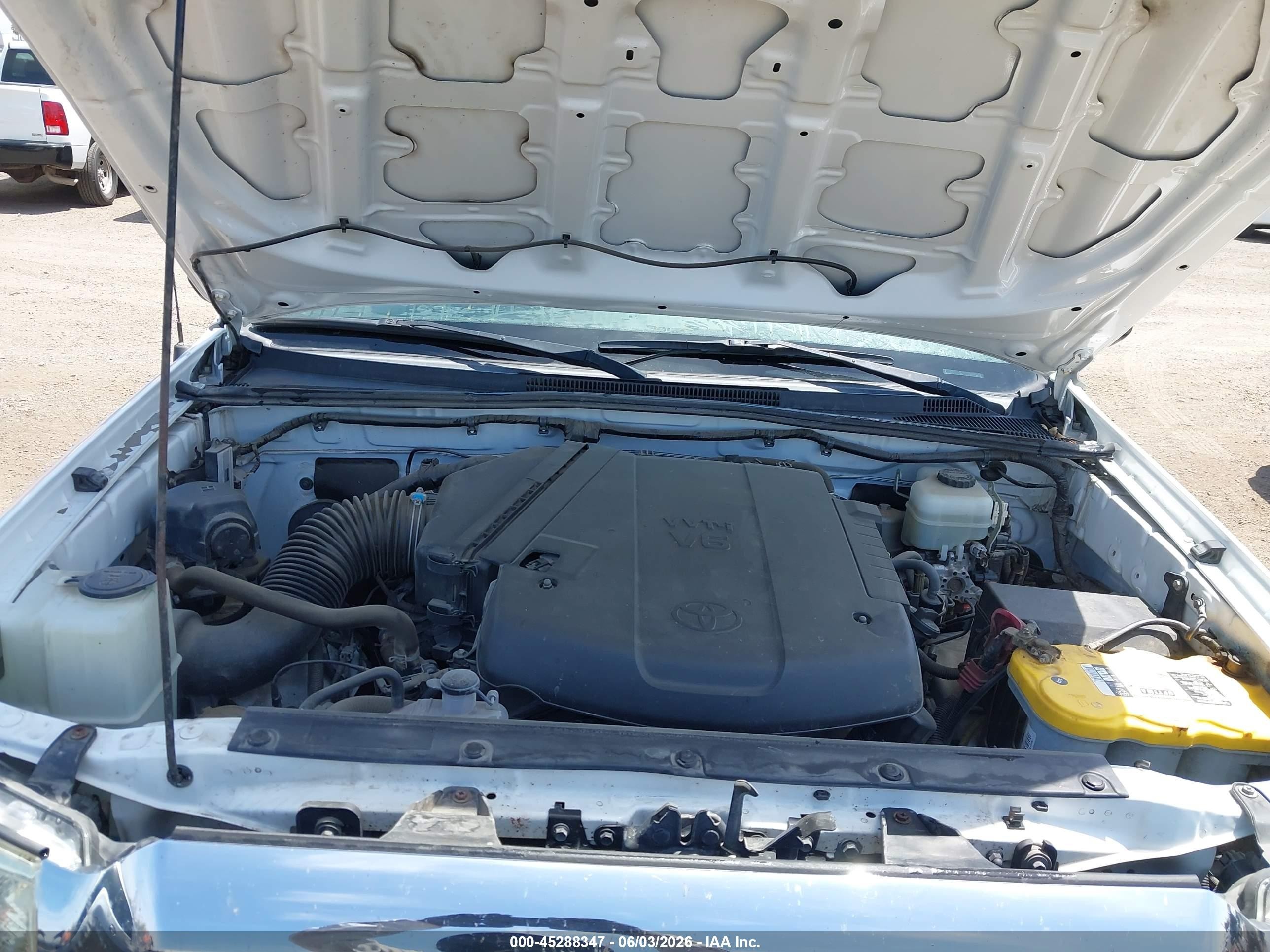 2015 Toyota Tacoma Base V6 White vin: 3TMLU4EN5FM175637