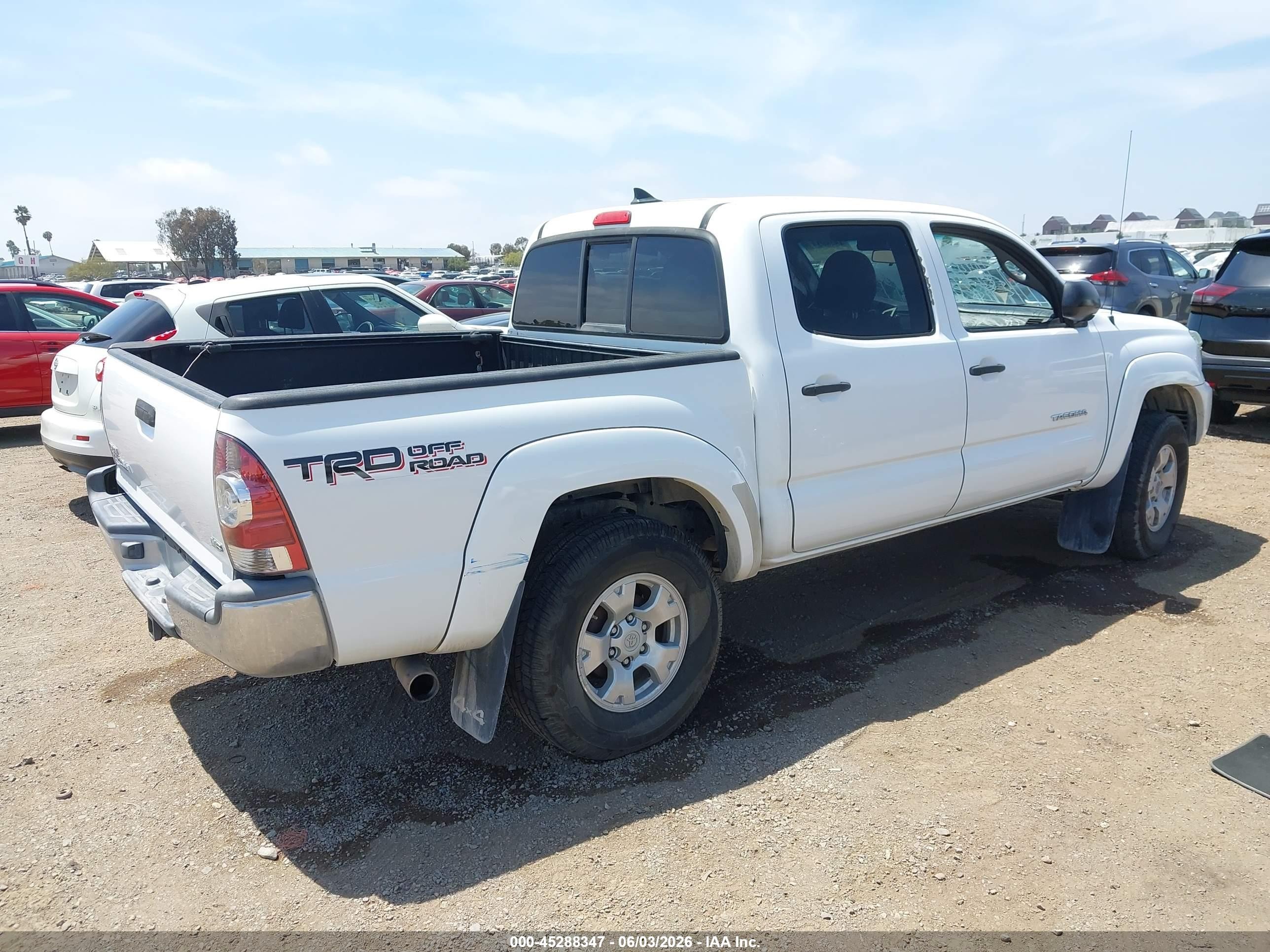 2015 Toyota Tacoma Base V6 White vin: 3TMLU4EN5FM175637