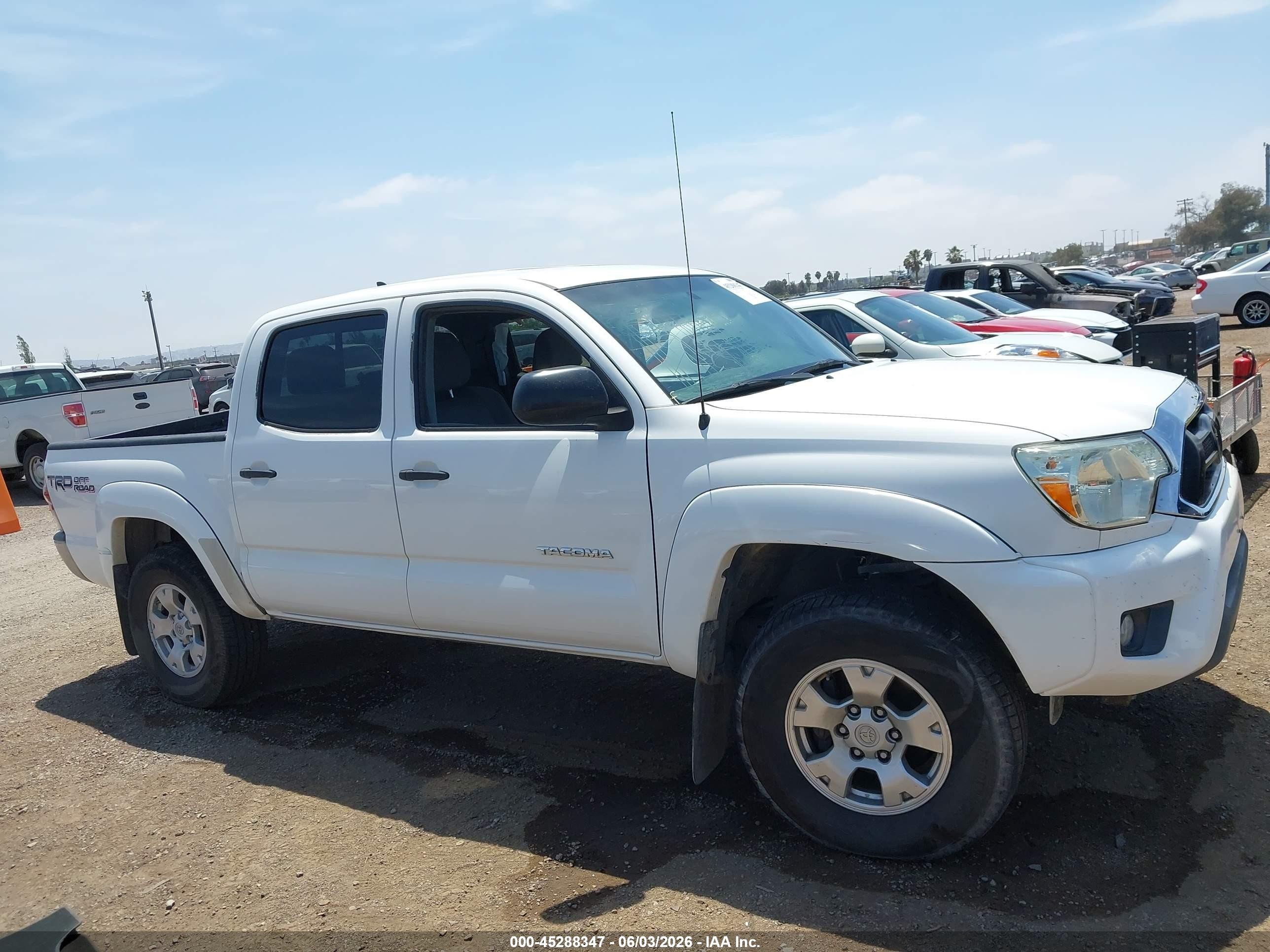 2015 Toyota Tacoma Base V6 White vin: 3TMLU4EN5FM175637