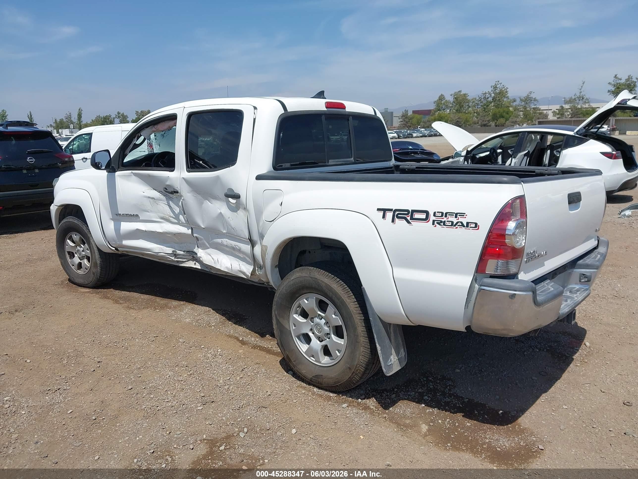 2015 Toyota Tacoma Base V6 White vin: 3TMLU4EN5FM175637